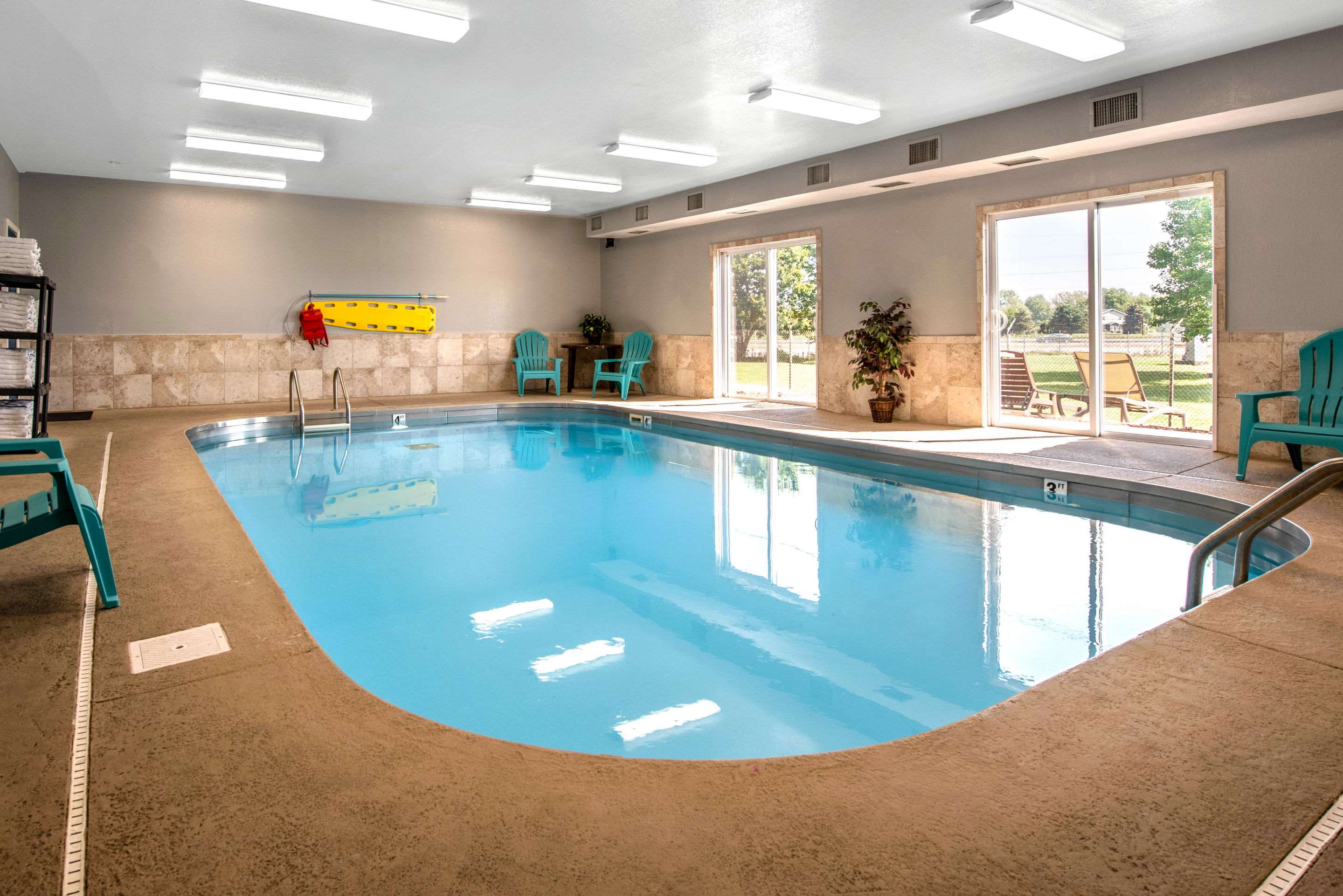Indoor pool | Econo Lodge