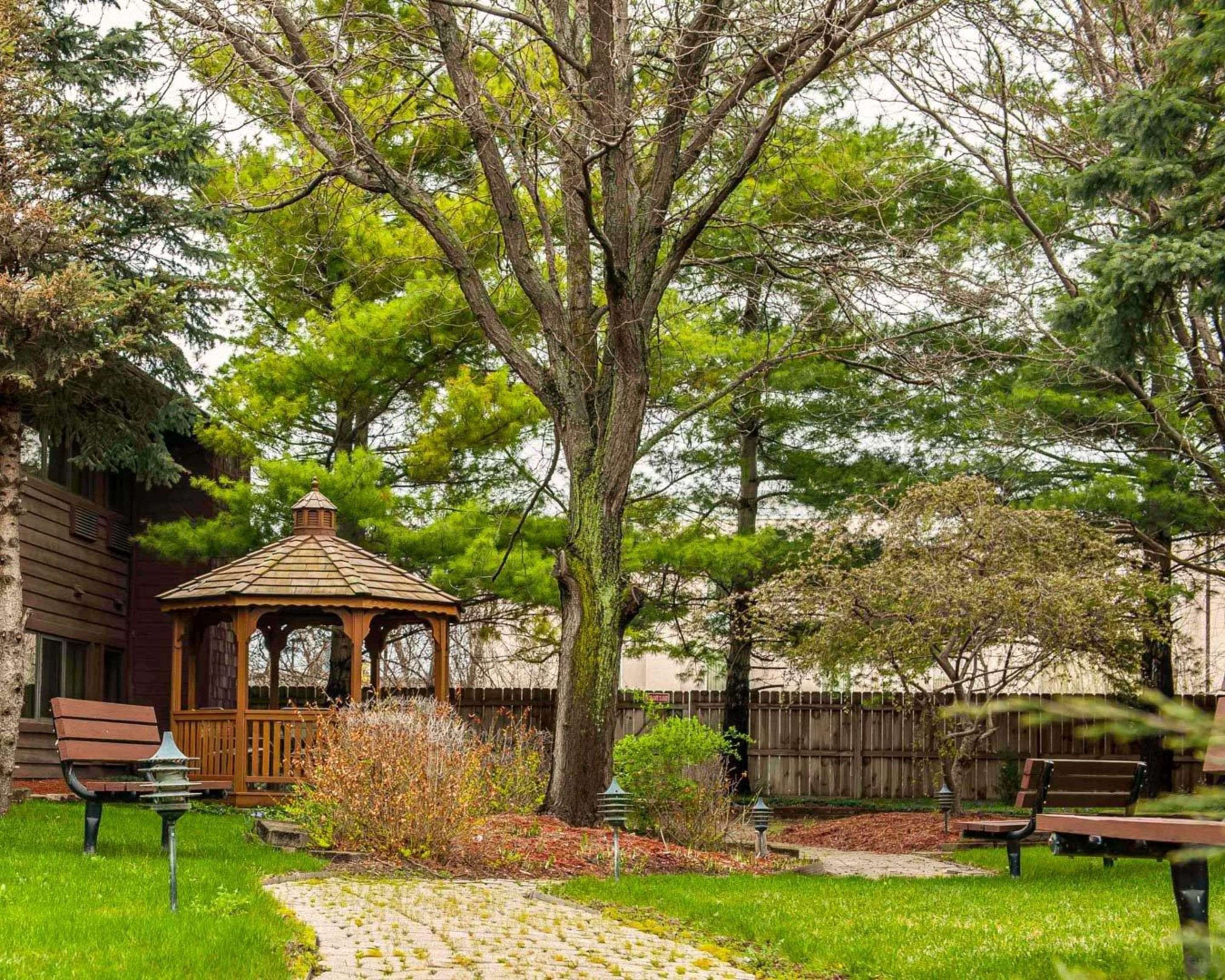 Courtyard with gazebo | Quality Inn & Suites