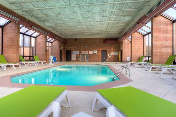 Pool - Comfort Inn & Suites Evansville