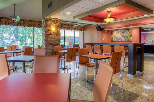 Amenities - Comfort Inn & Suites Evansville