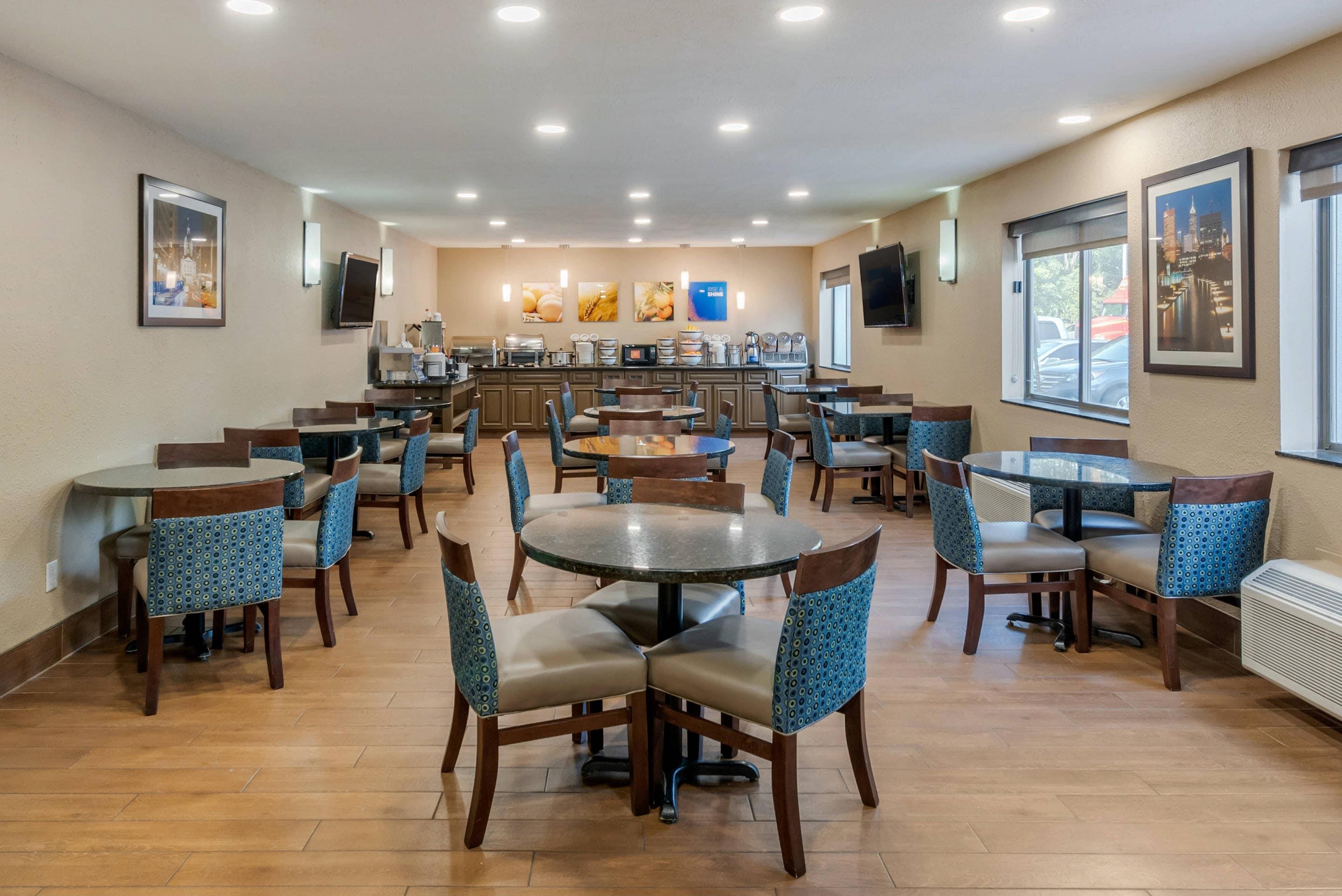 Enjoy breakfast in this seating area | Comfort Inn Indianapolis South