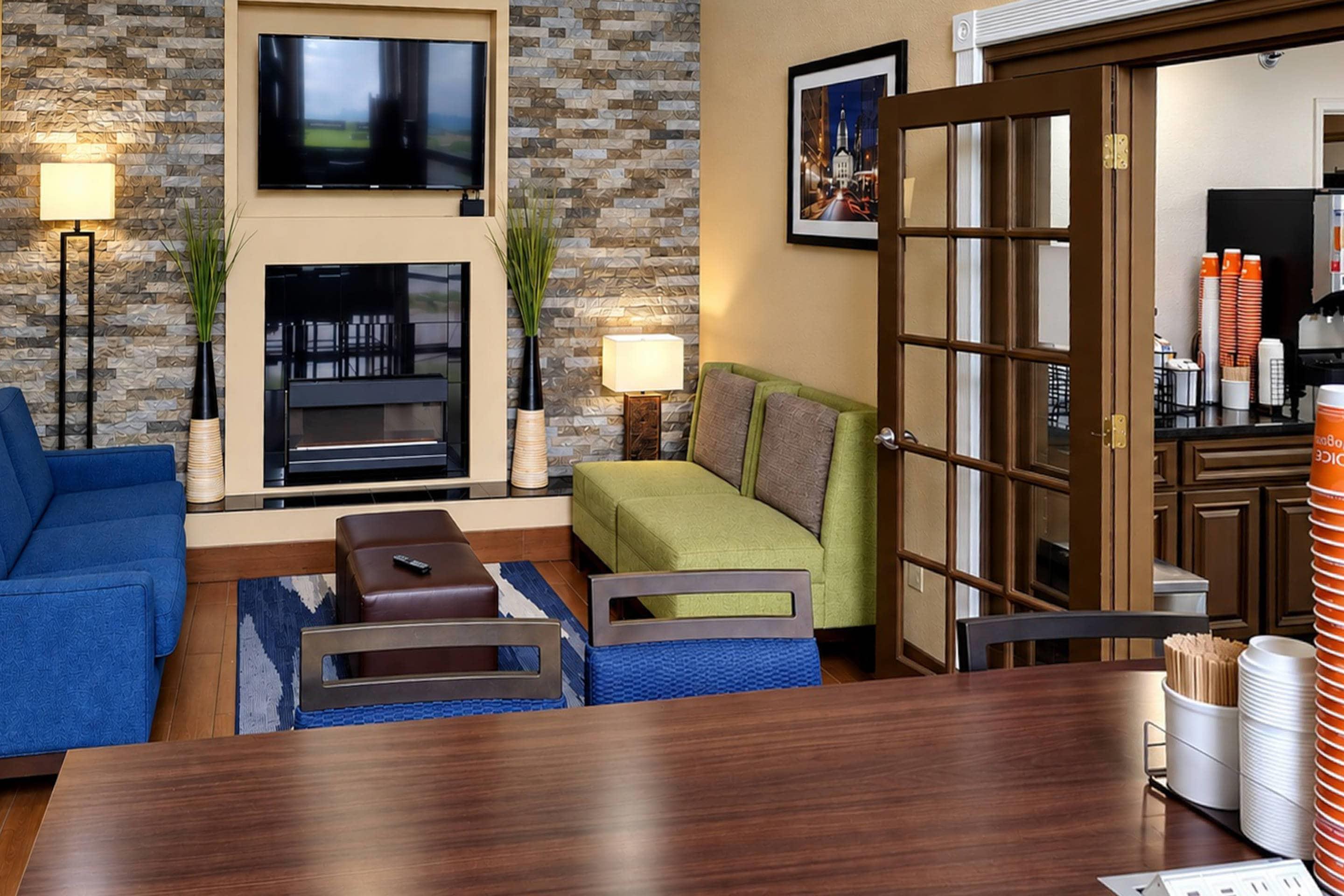 Lobby with sitting area | Comfort Inn Indianapolis South