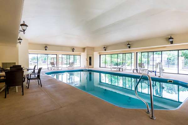 Pool - Comfort Suites Marion