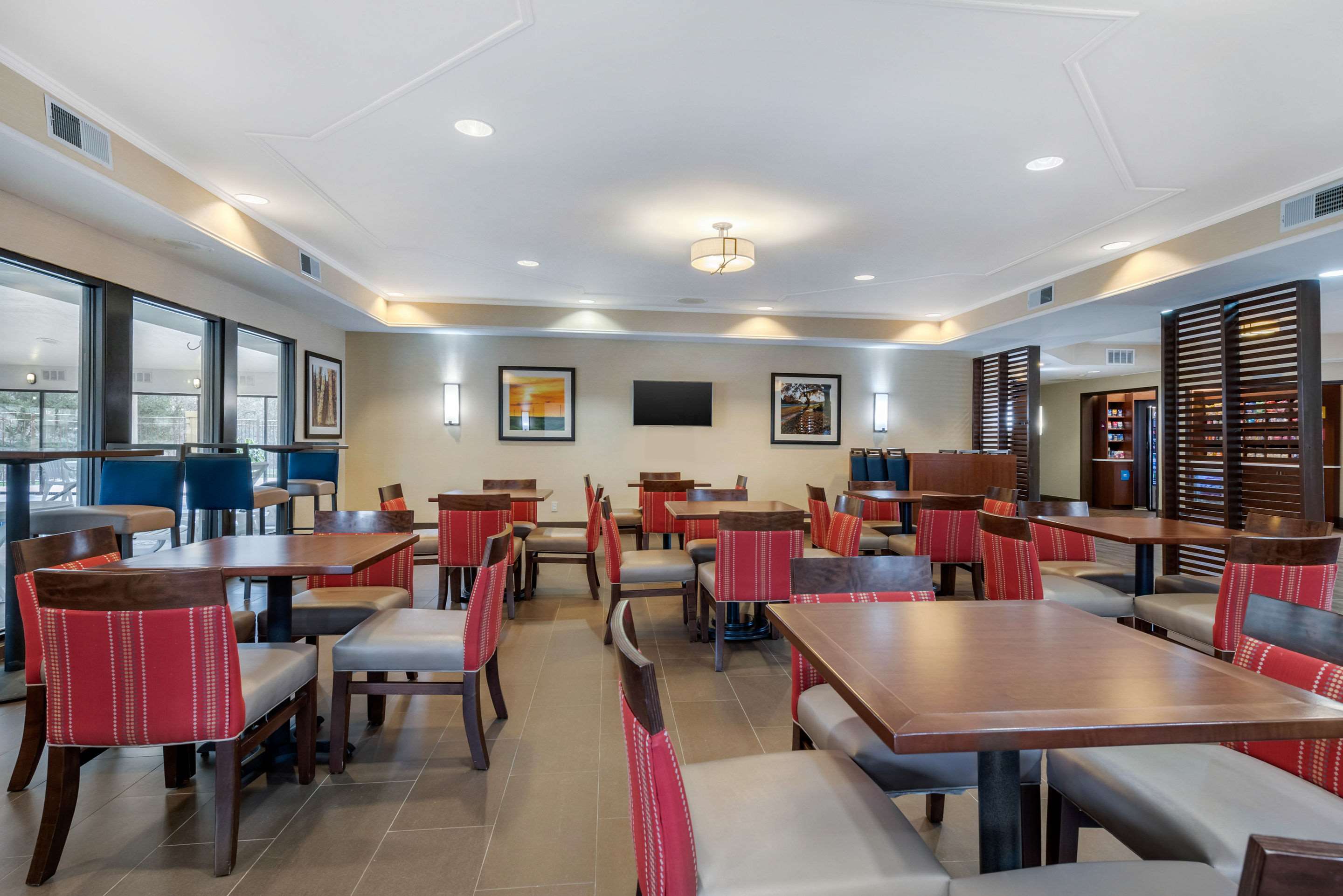 Breakfast area | Comfort Suites Lafayette University Area