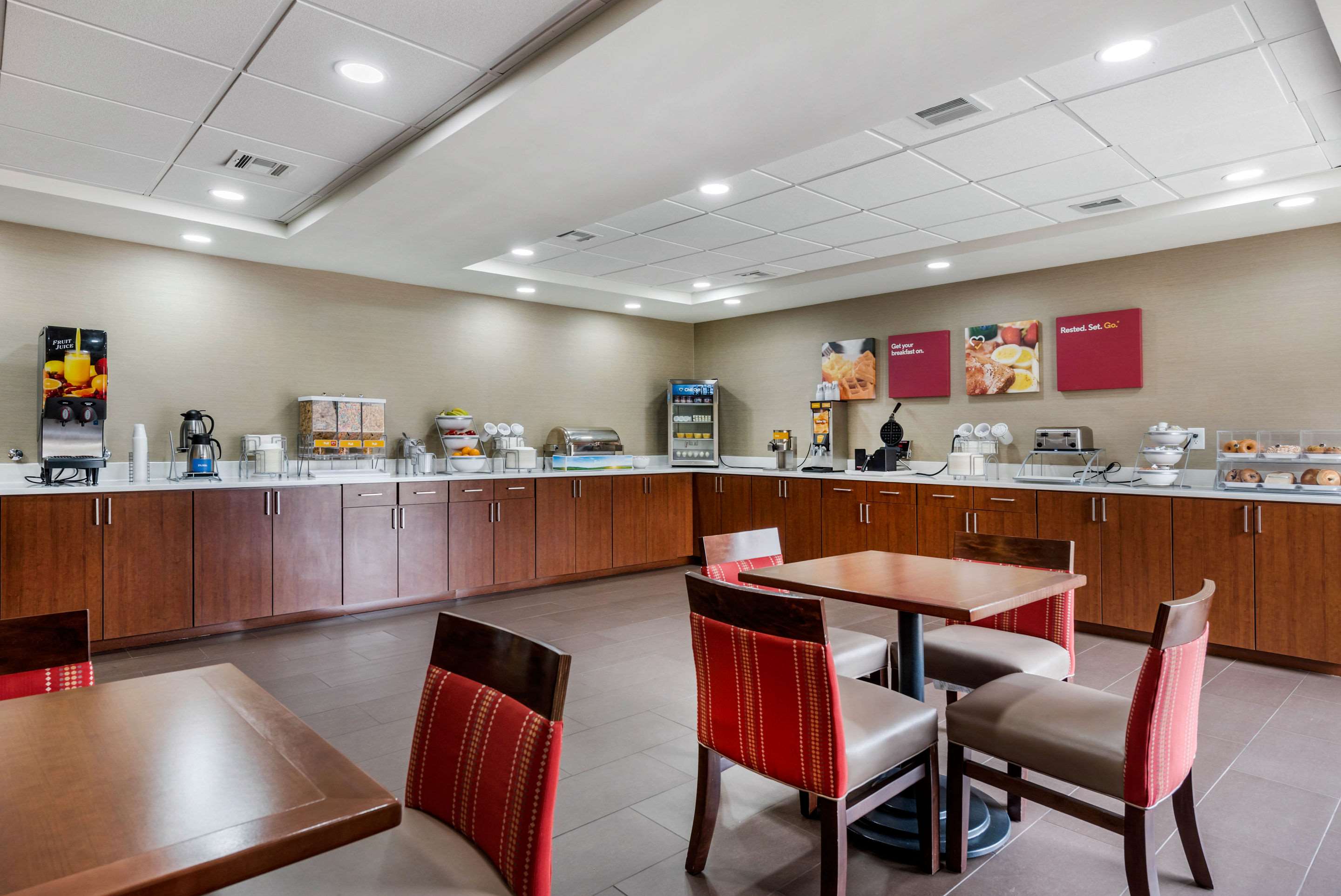 Breakfast area | Comfort Suites Lafayette University Area