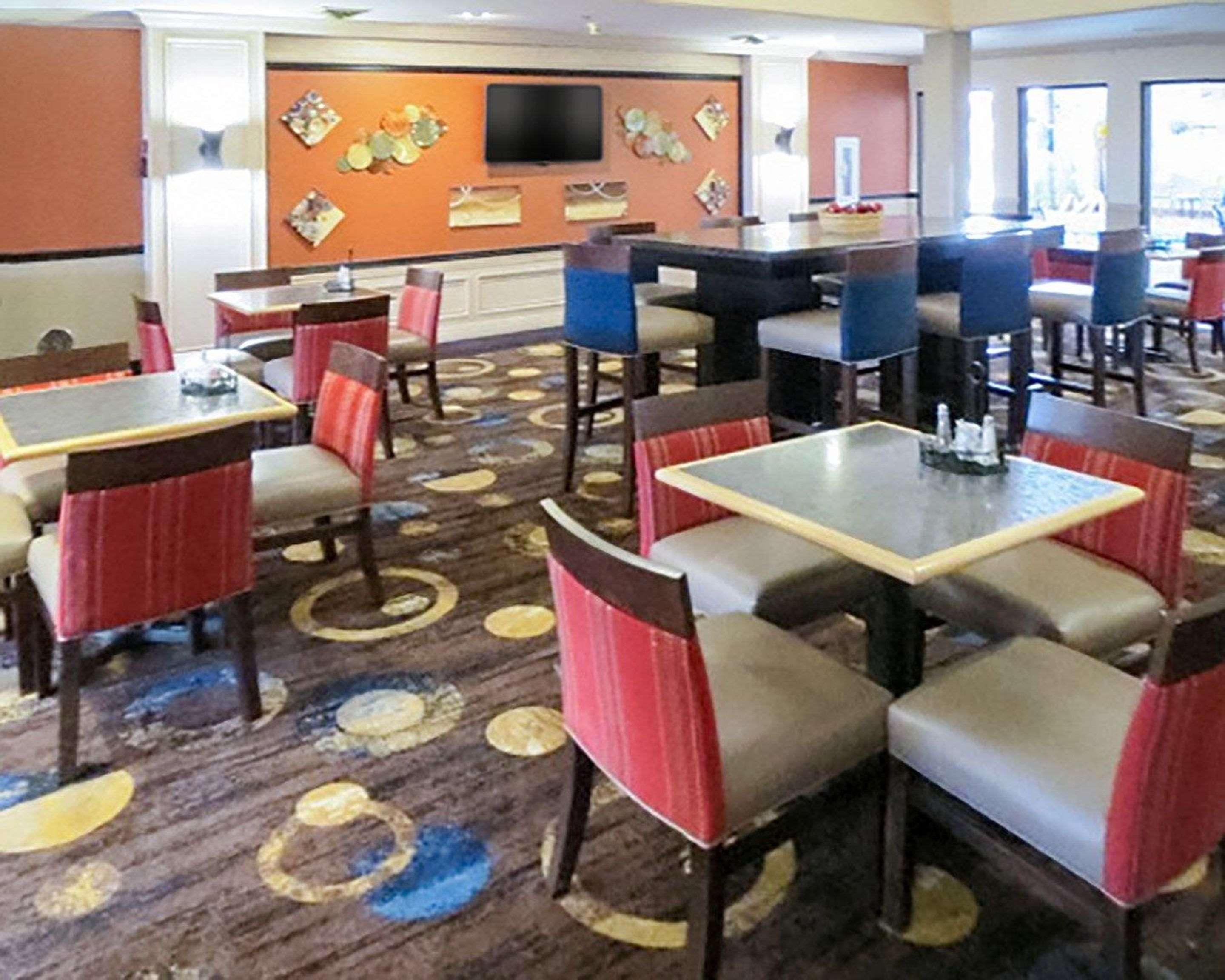 Enjoy breakfast in this seating area | Comfort Suites South