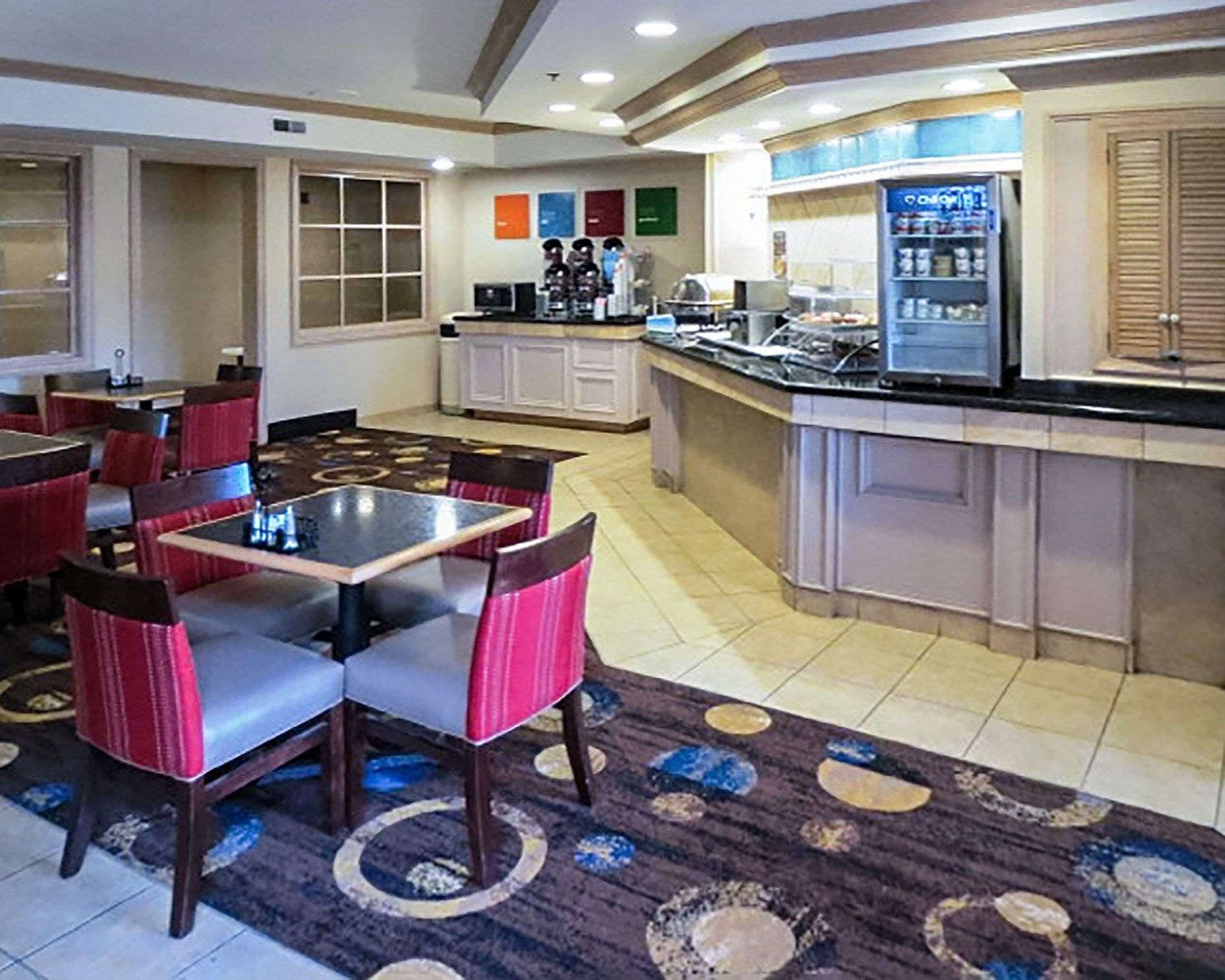 Enjoy breakfast in this spacious area | Comfort Suites South