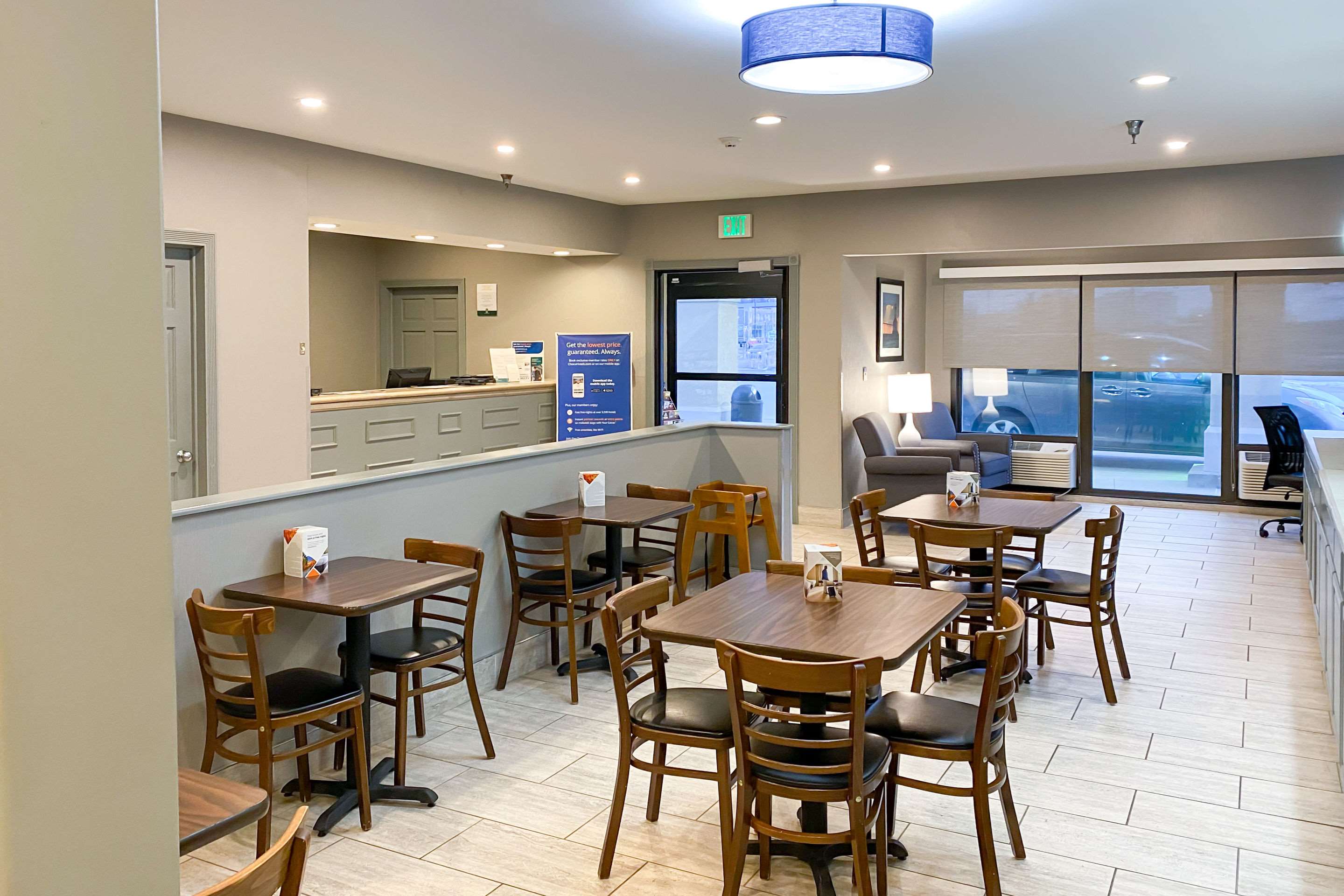 Breakfast area | Quality Inn