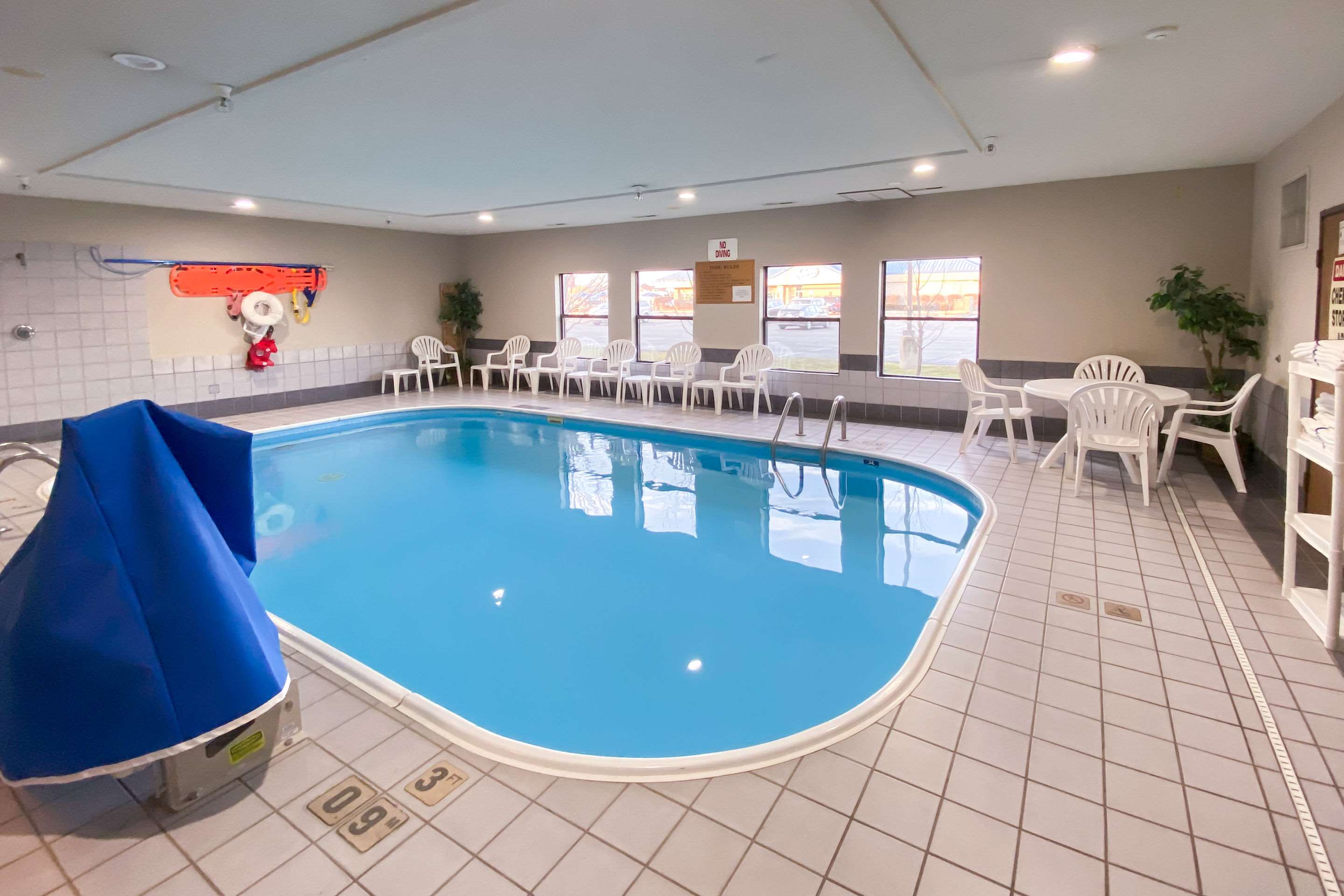 Indoor pool | Quality Inn