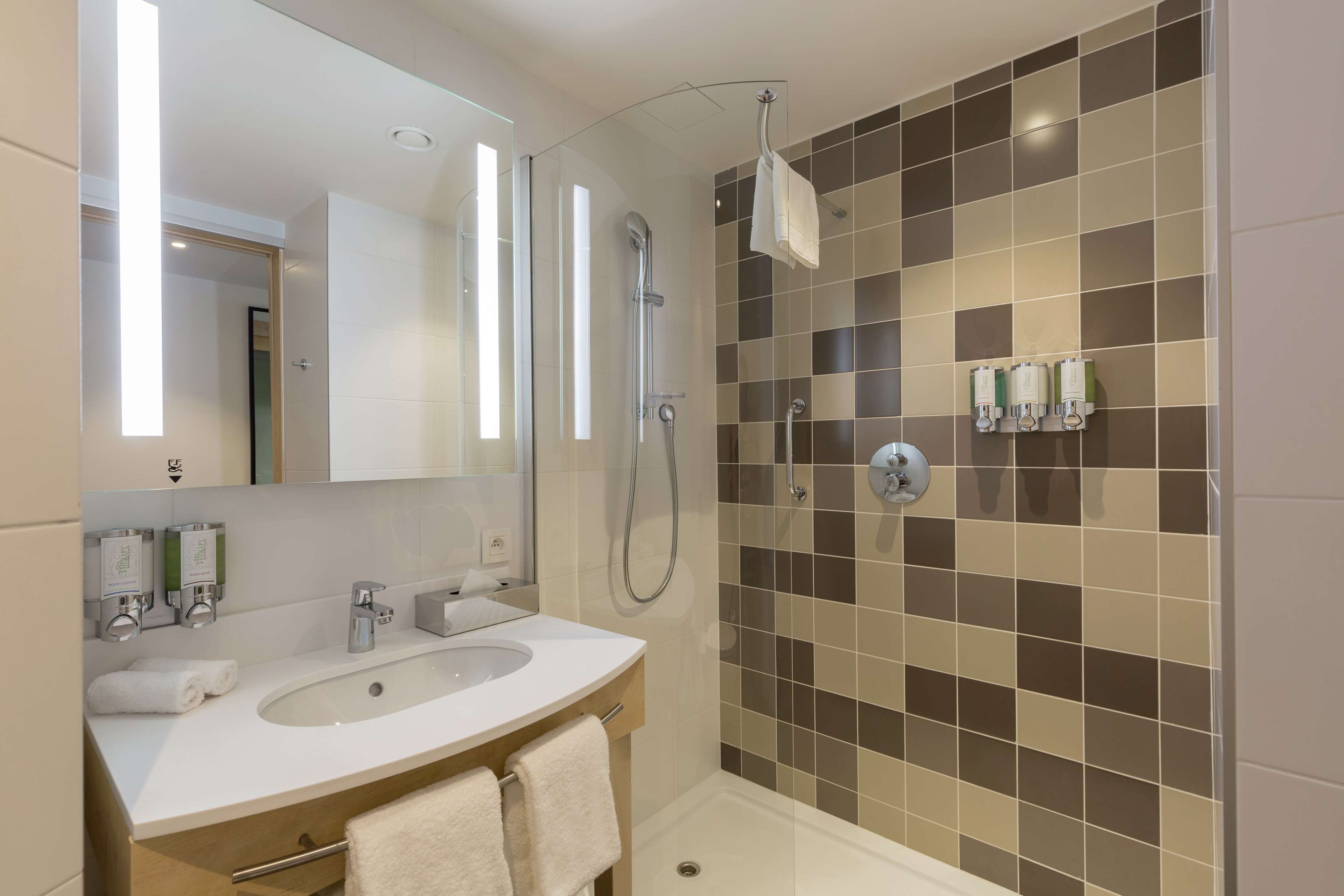 Hampton by Hilton Antwerp Central Station Room Type - QUEEN ROOM