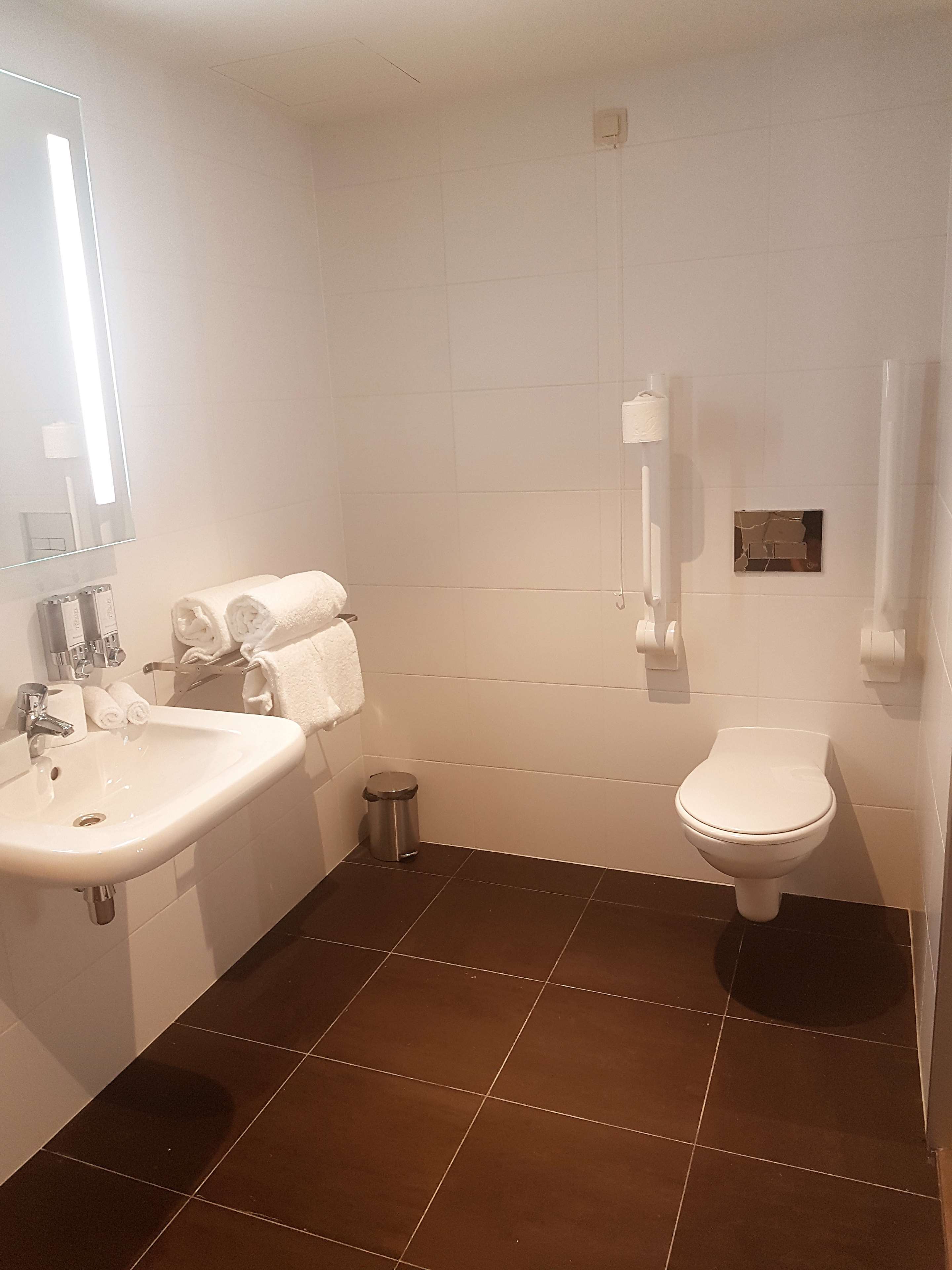 Hampton by Hilton Antwerp Central Station Room Type - KING ACCESSIBLE ROOM