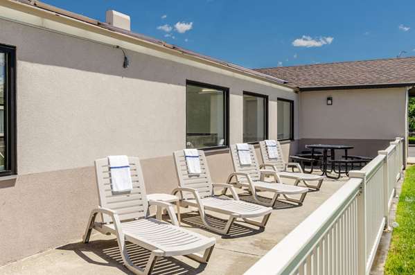 Pool - Comfort Inn & Suites West Springfield
