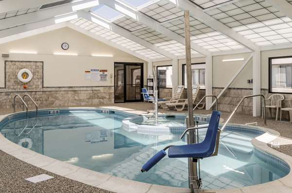 Pool - Comfort Inn & Suites West Springfield