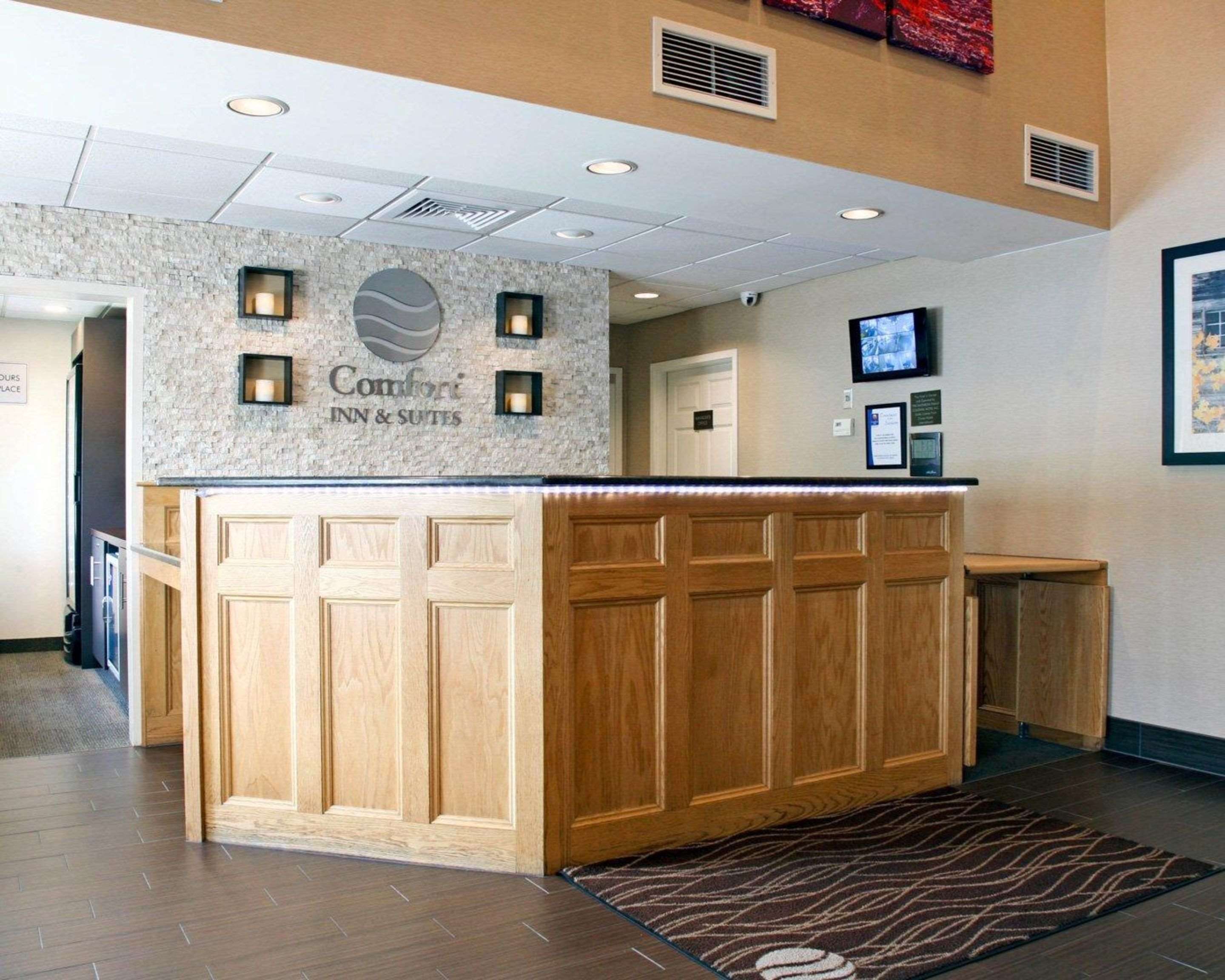 Front desk | Comfort Inn & Suites Sturbridge - Brimfield