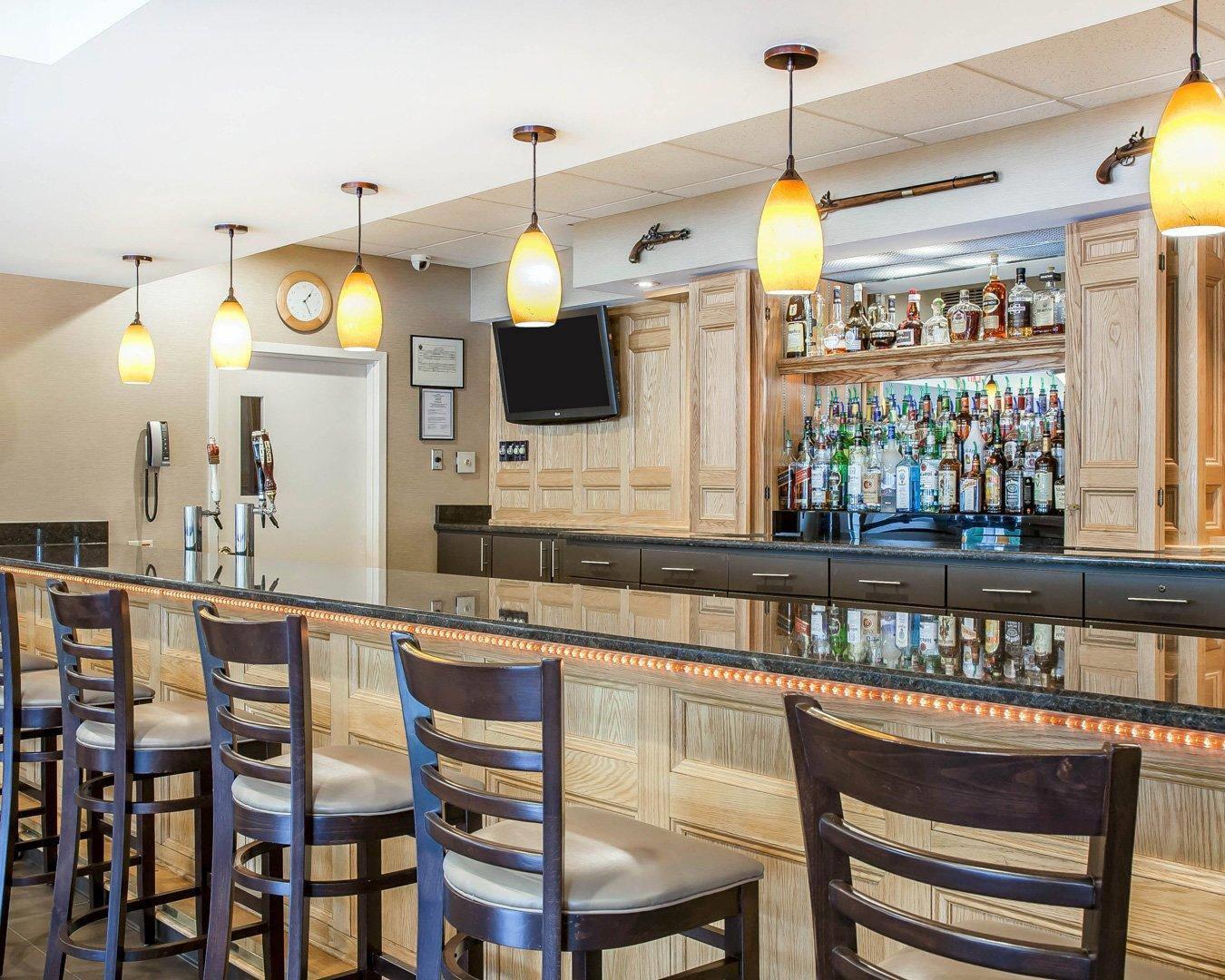 Restaurant and cocktail lounge | Comfort Inn & Suites Sturbridge - Brimfield