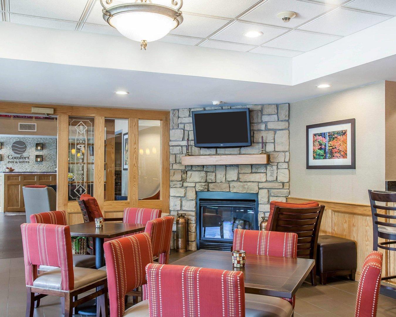 Spacious breakfast area | Comfort Inn & Suites Sturbridge - Brimfield