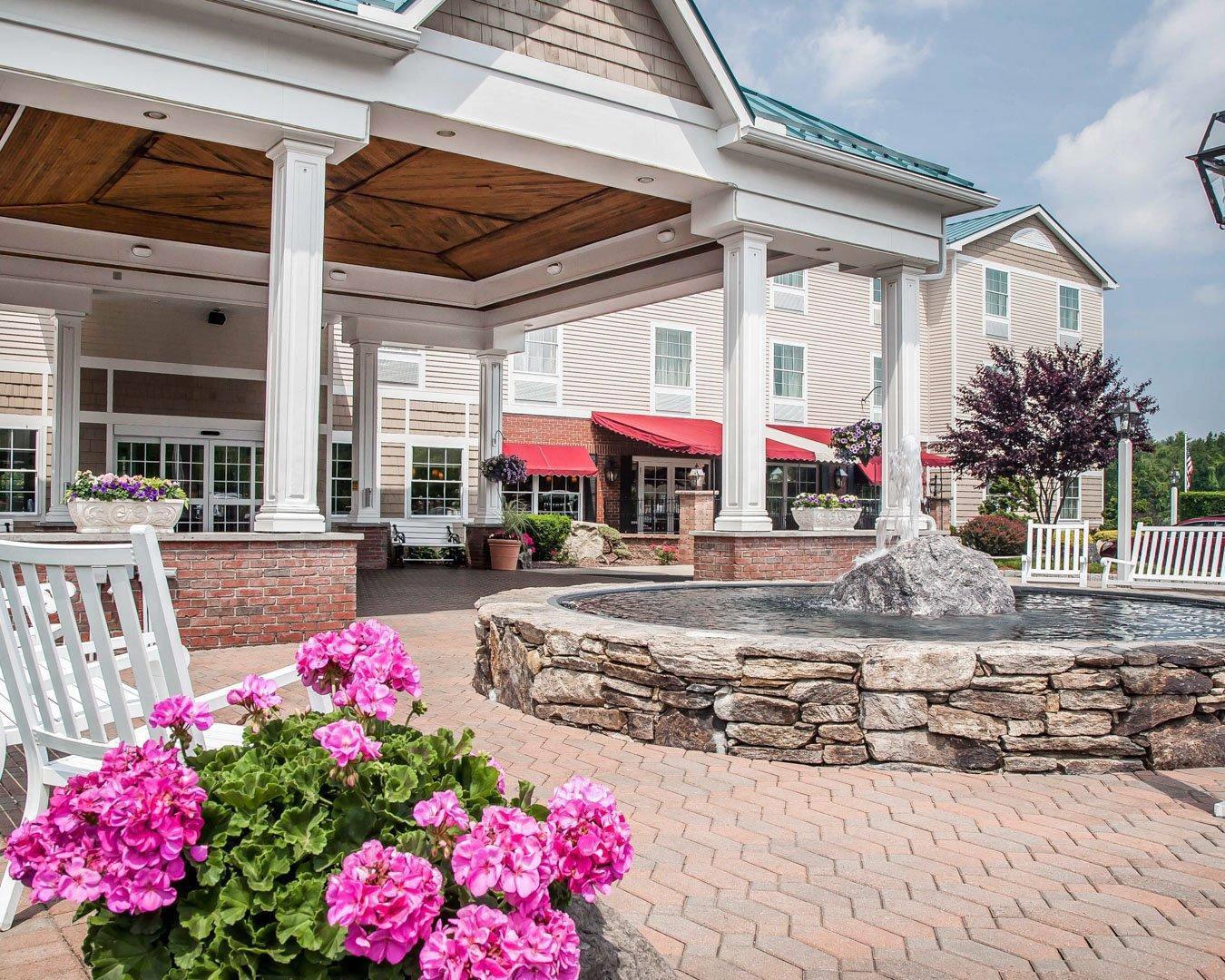 Hotel entrance | Comfort Inn & Suites Sturbridge - Brimfield