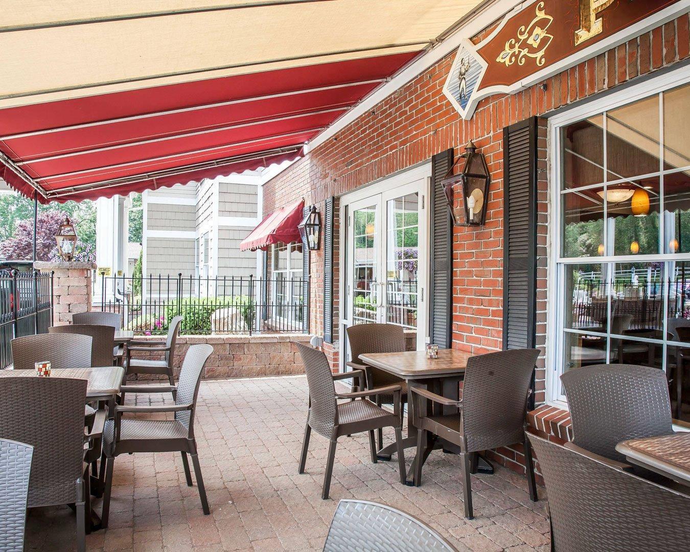 Outdoor dining area | Comfort Inn & Suites Sturbridge - Brimfield