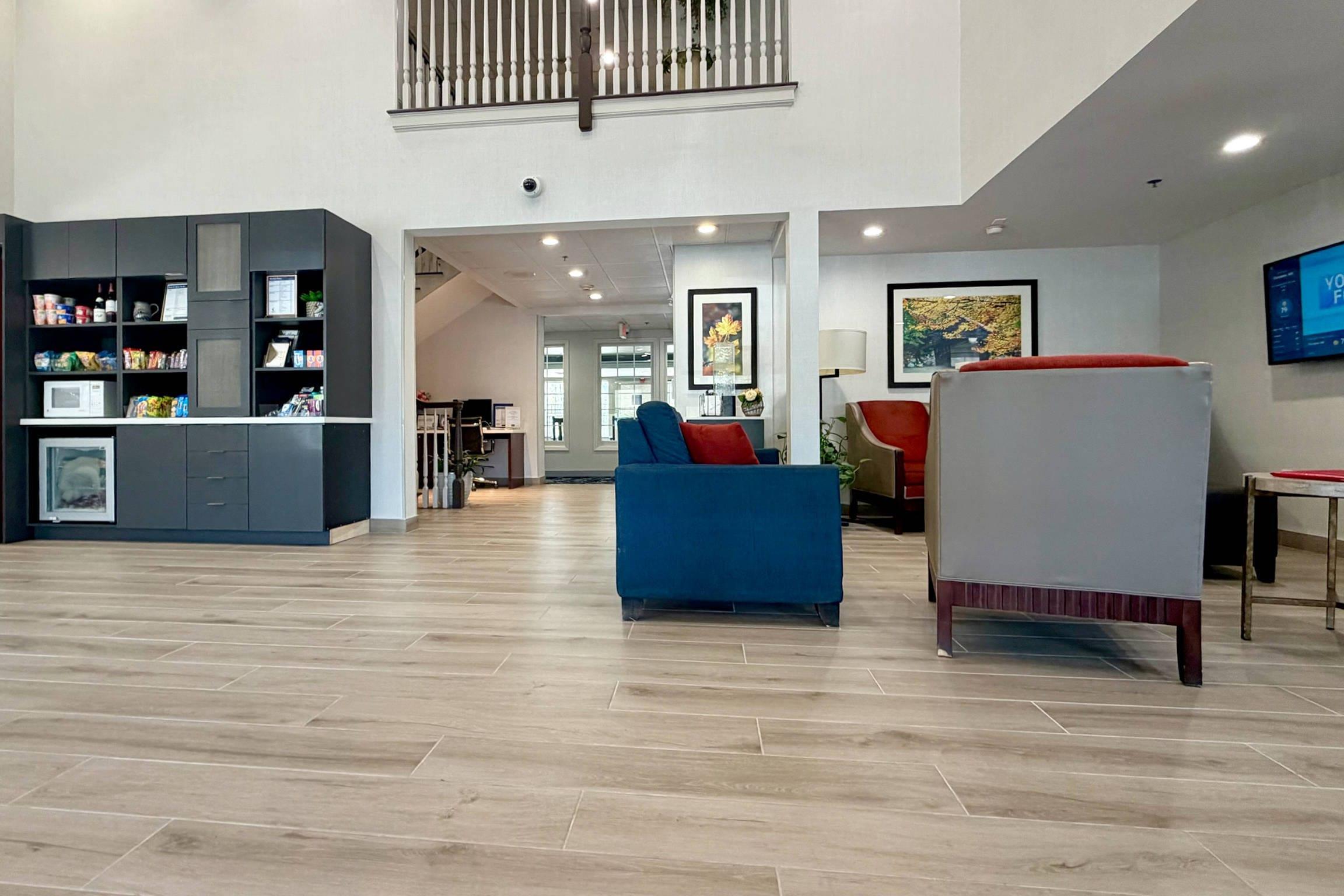 Hotel lobby | Comfort Inn & Suites Sturbridge - Brimfield
