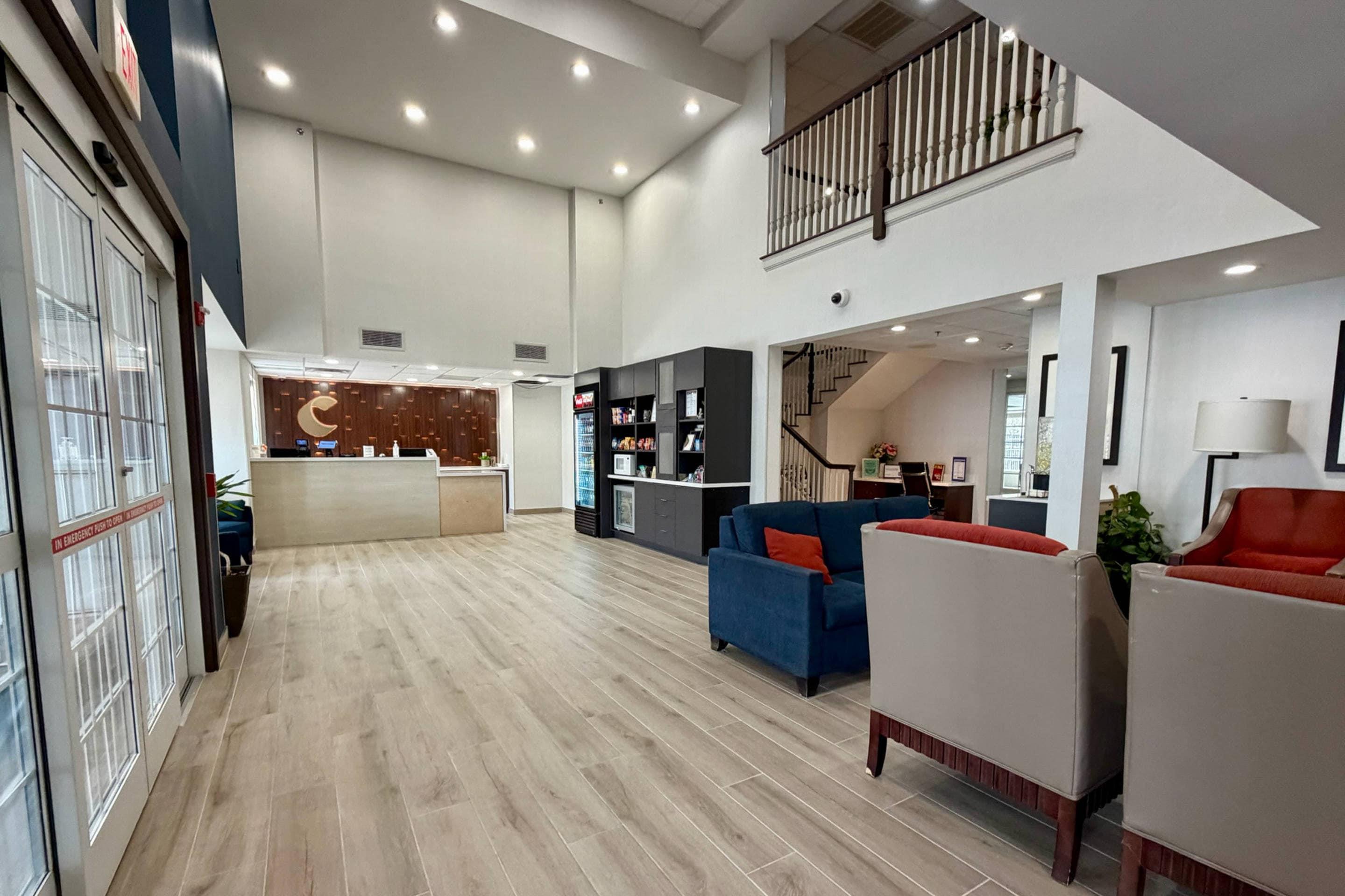 Hotel lobby | Comfort Inn & Suites Sturbridge - Brimfield