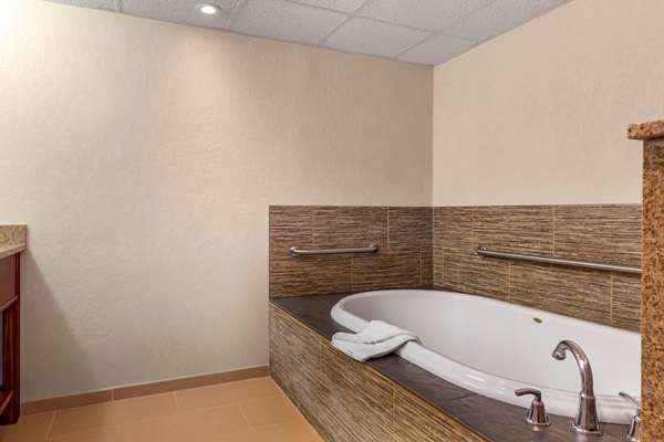 Suite - Comfort Inn Foxborough - I-95, Exit 13A