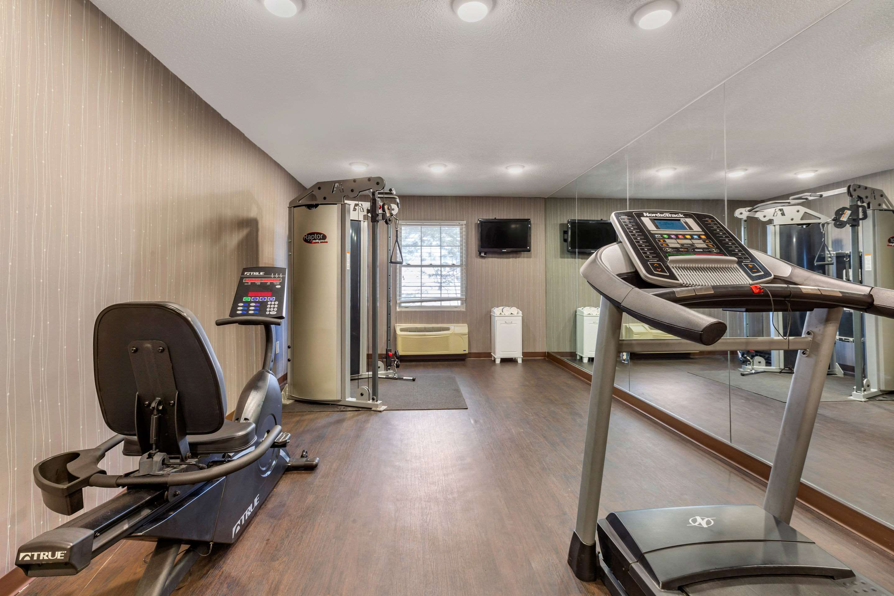 Fitness center | Comfort Inn Auburn - Worcester