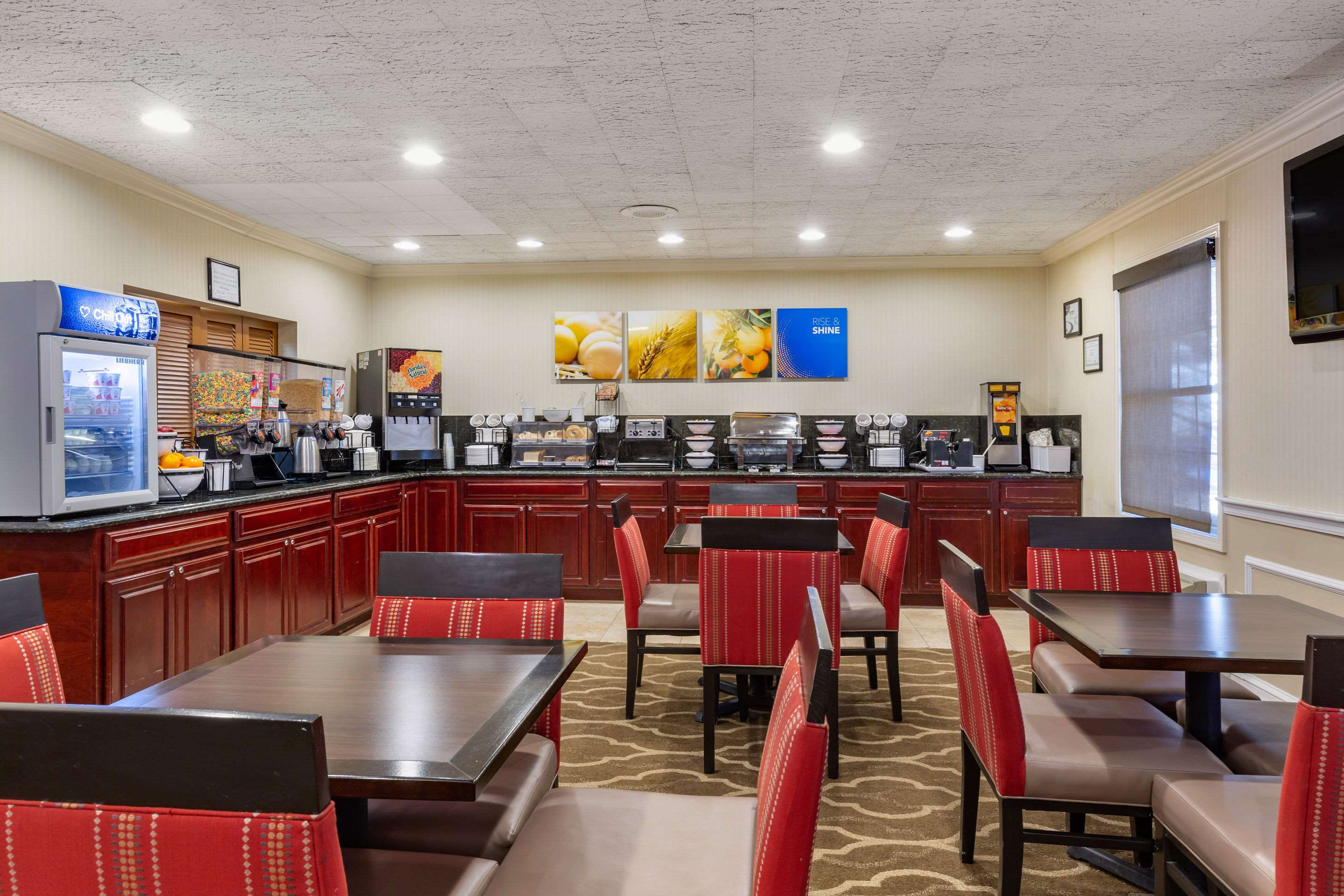 Breakfast area | Comfort Inn Auburn - Worcester