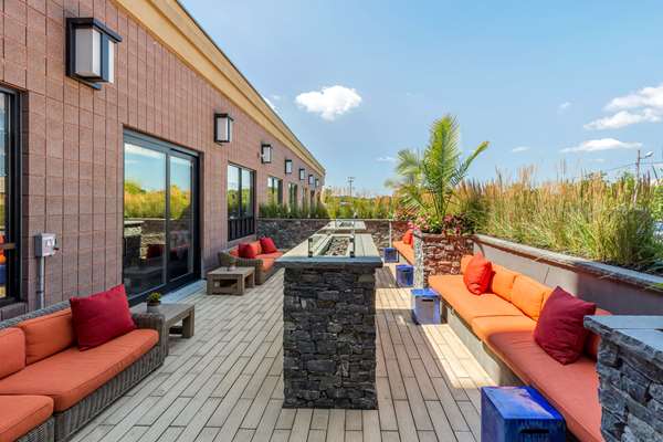 Pool - Comfort Inn & Suites Logan Airport Revere