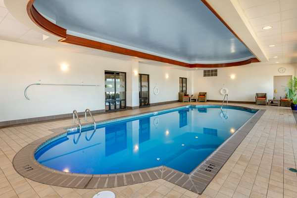 Pool - Comfort Inn & Suites Logan Airport Revere