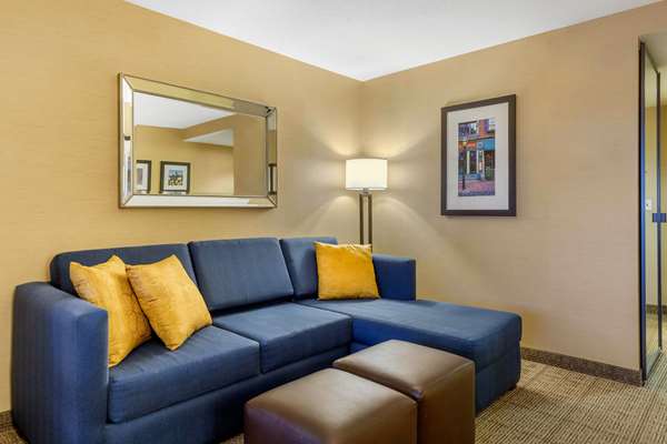 Suite - Comfort Inn & Suites Logan Airport Revere