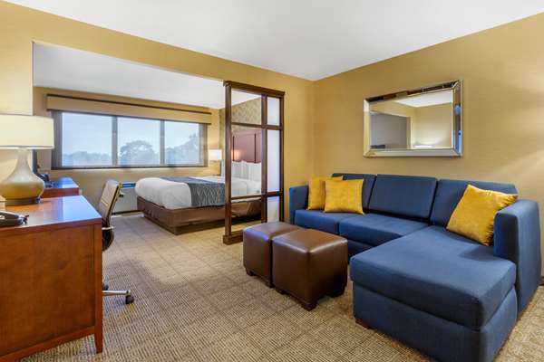 Suite - Comfort Inn & Suites Logan Airport Revere