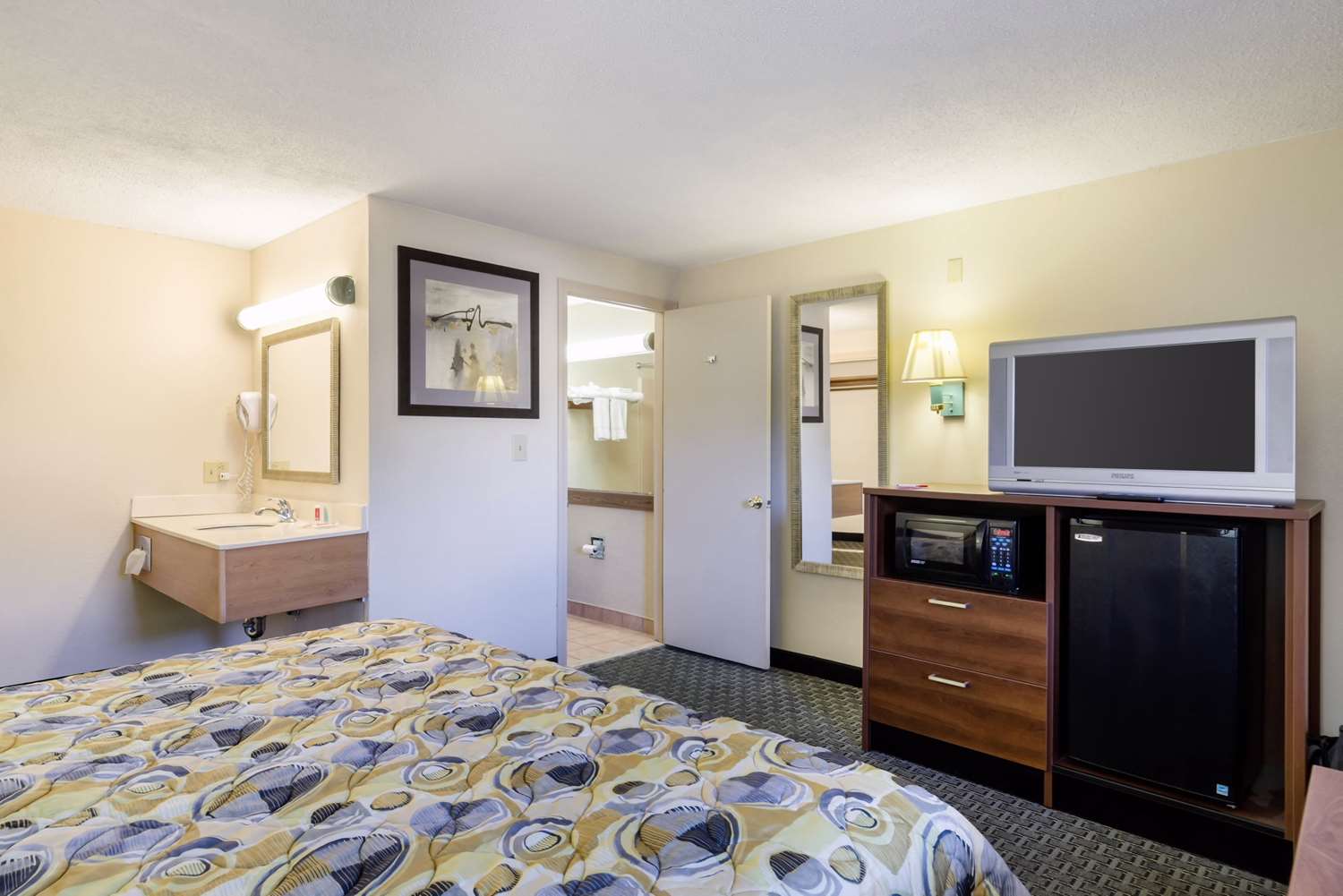 Econo Lodge West Springfield, MA See Discounts