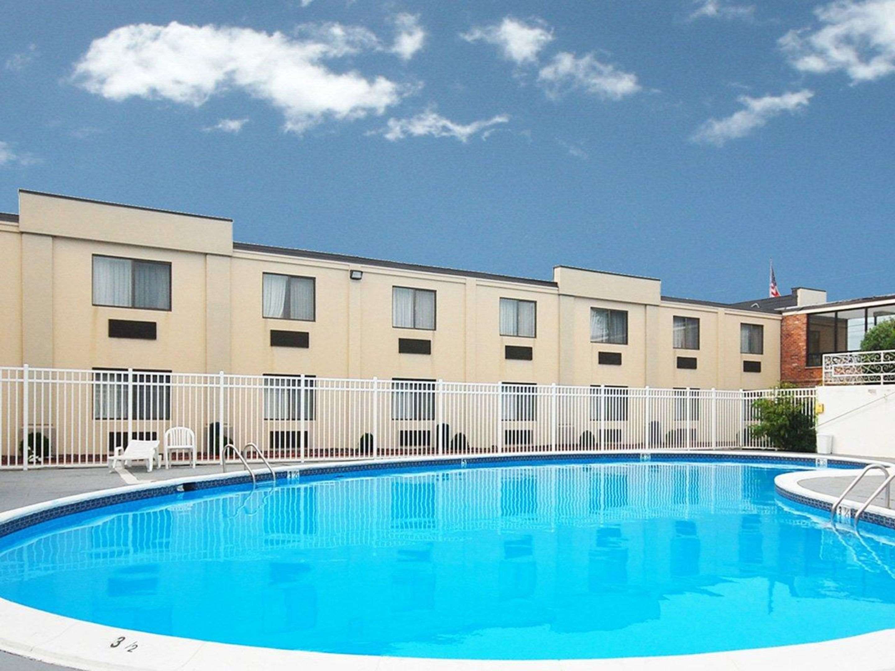 Outdoor pool | Quality Inn Seekonk - Providence