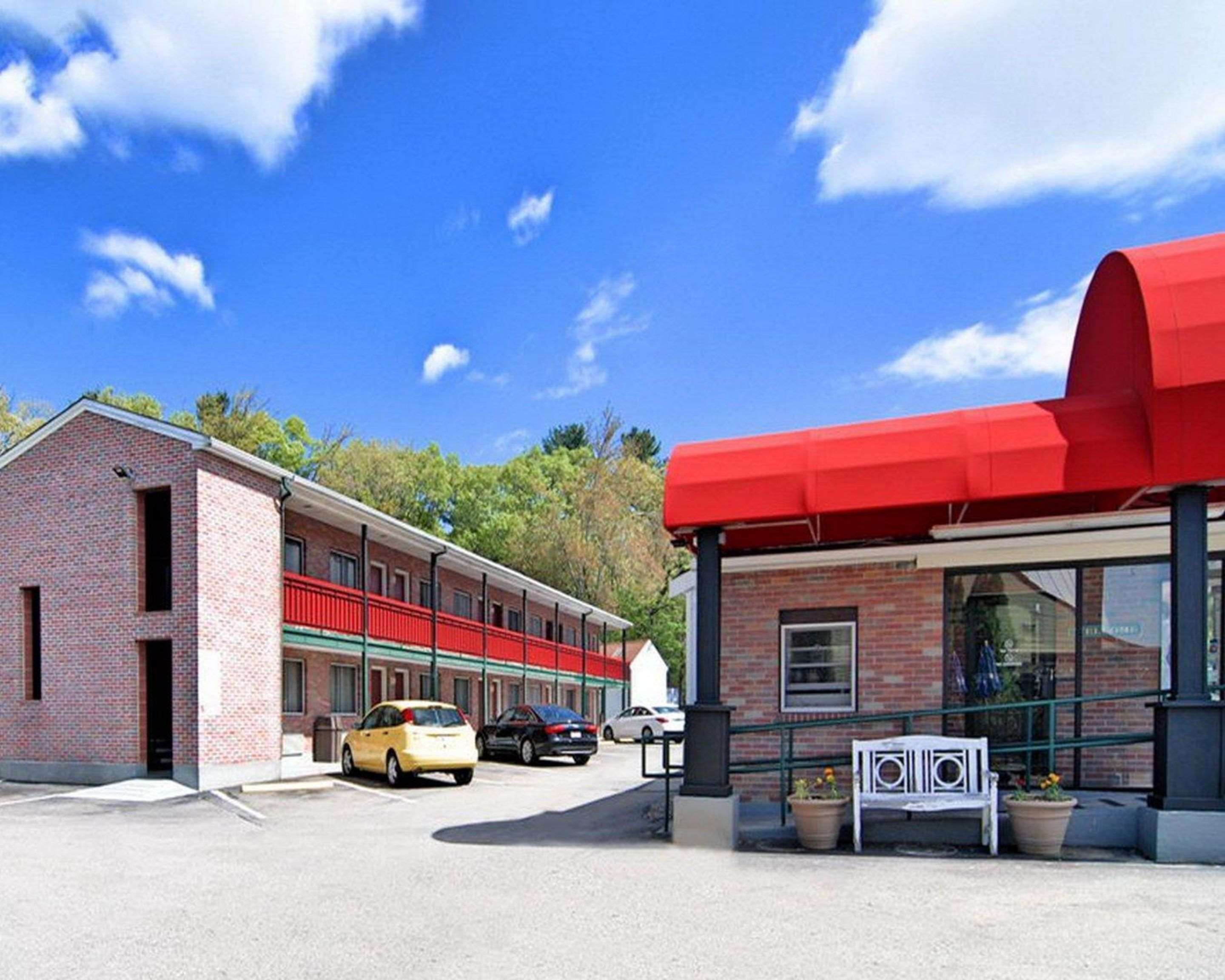 Hotel exterior | Econo Lodge Sharon