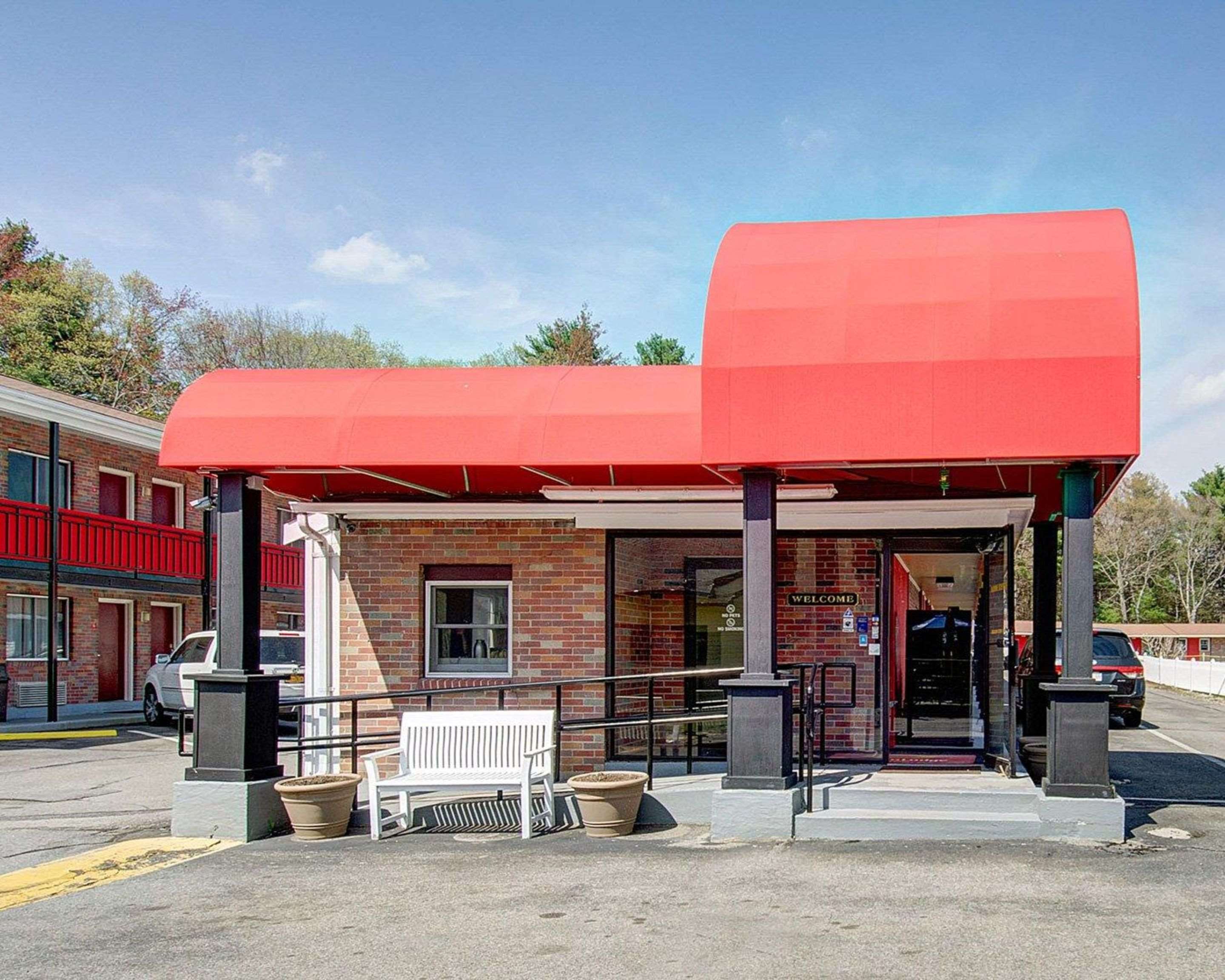 Hotel exterior | Econo Lodge Sharon