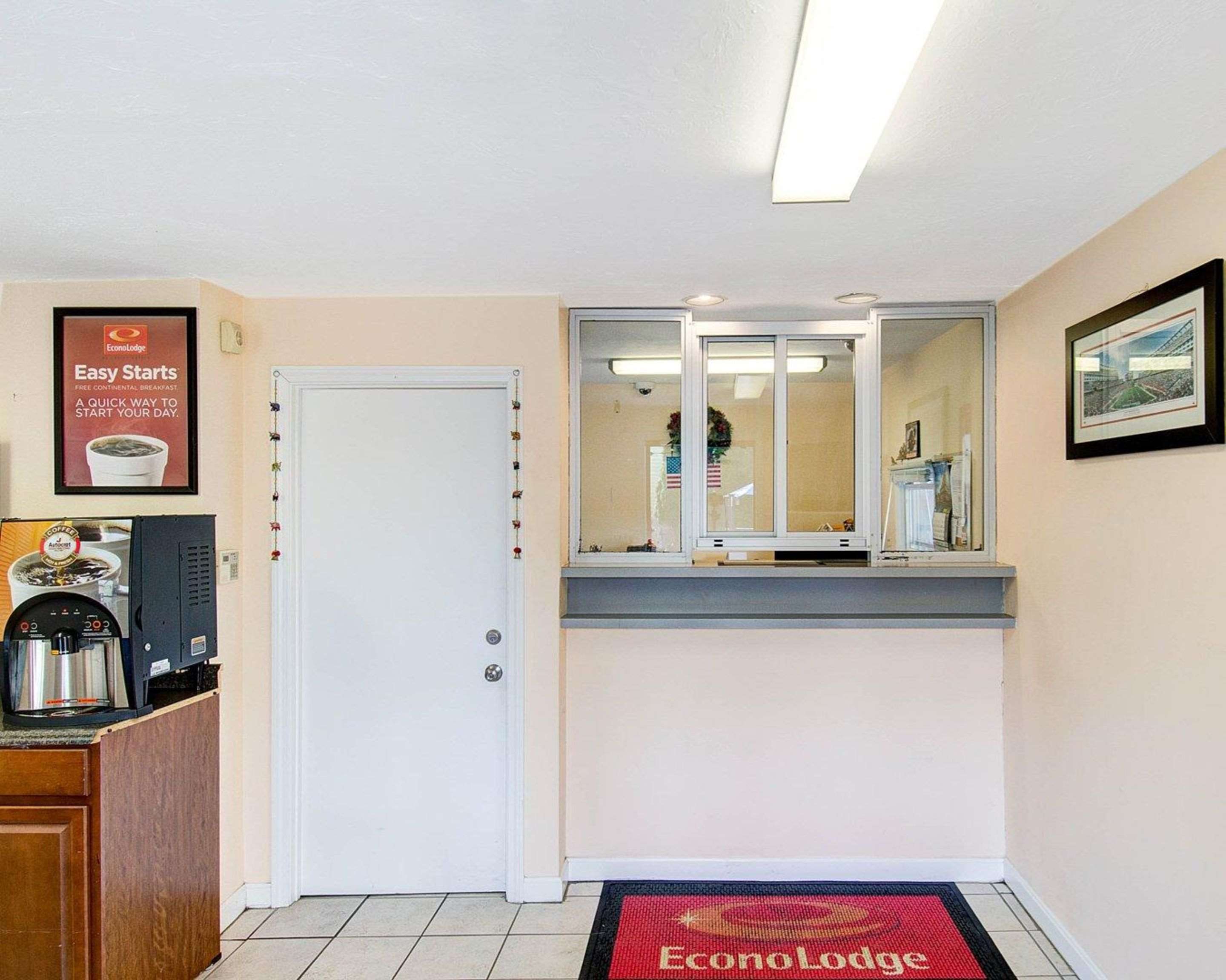 Hotel lobby | Econo Lodge Sharon