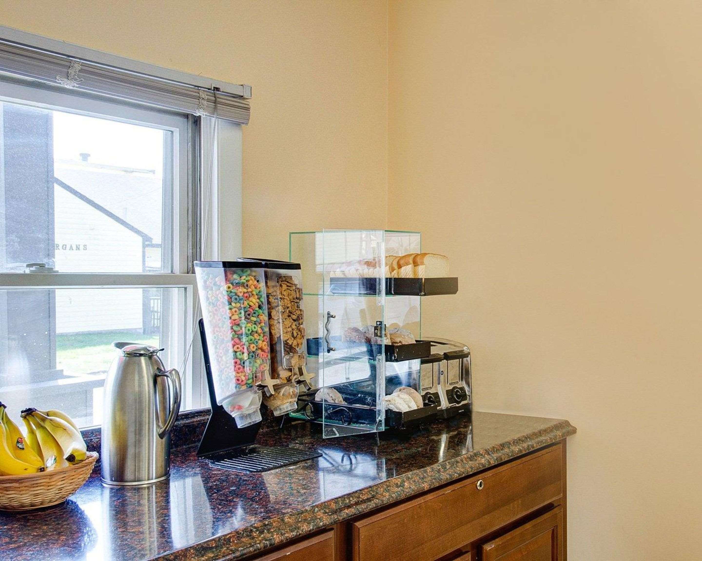 Breakfast counter | Econo Lodge Sharon