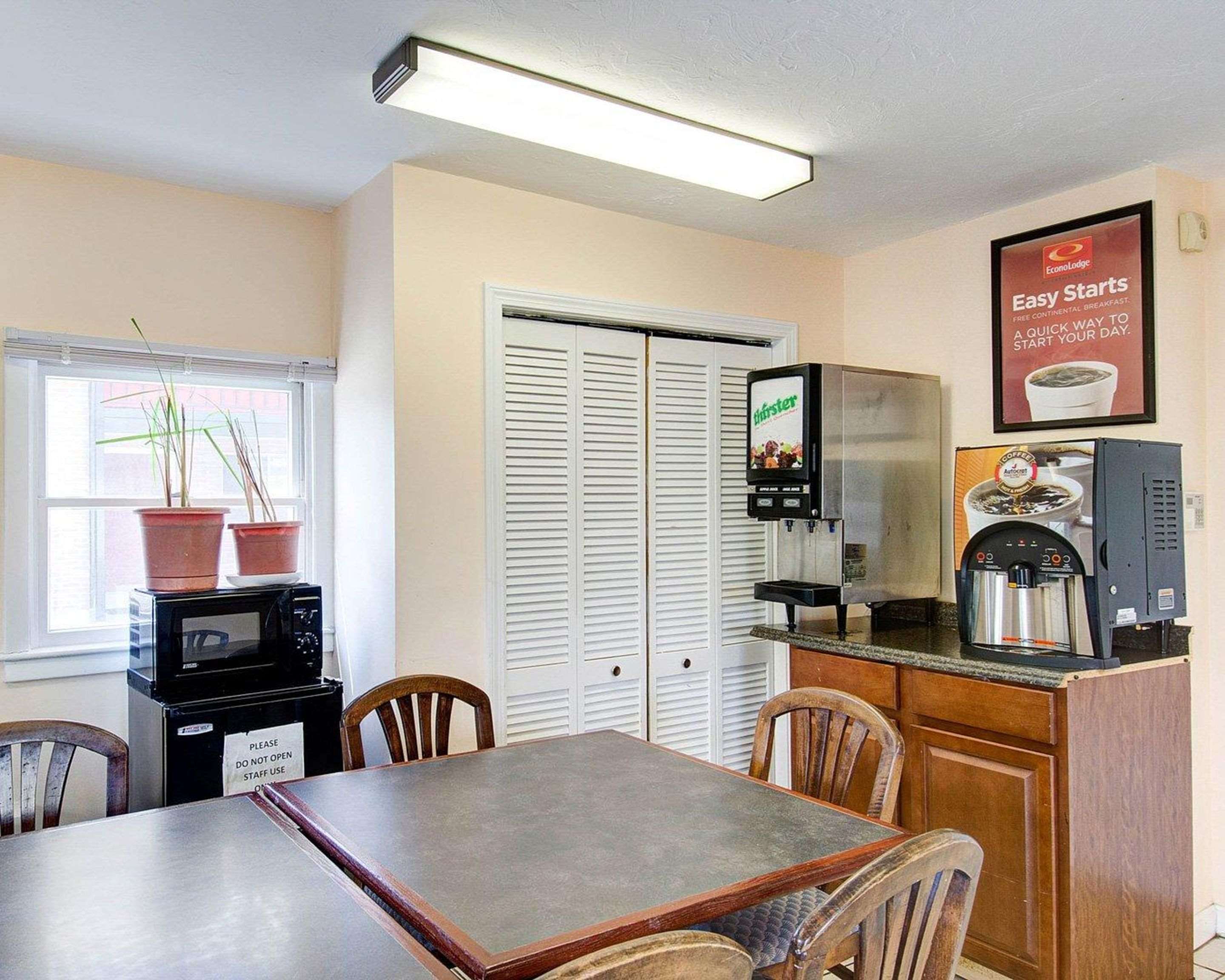 Breakfast area | Econo Lodge Sharon