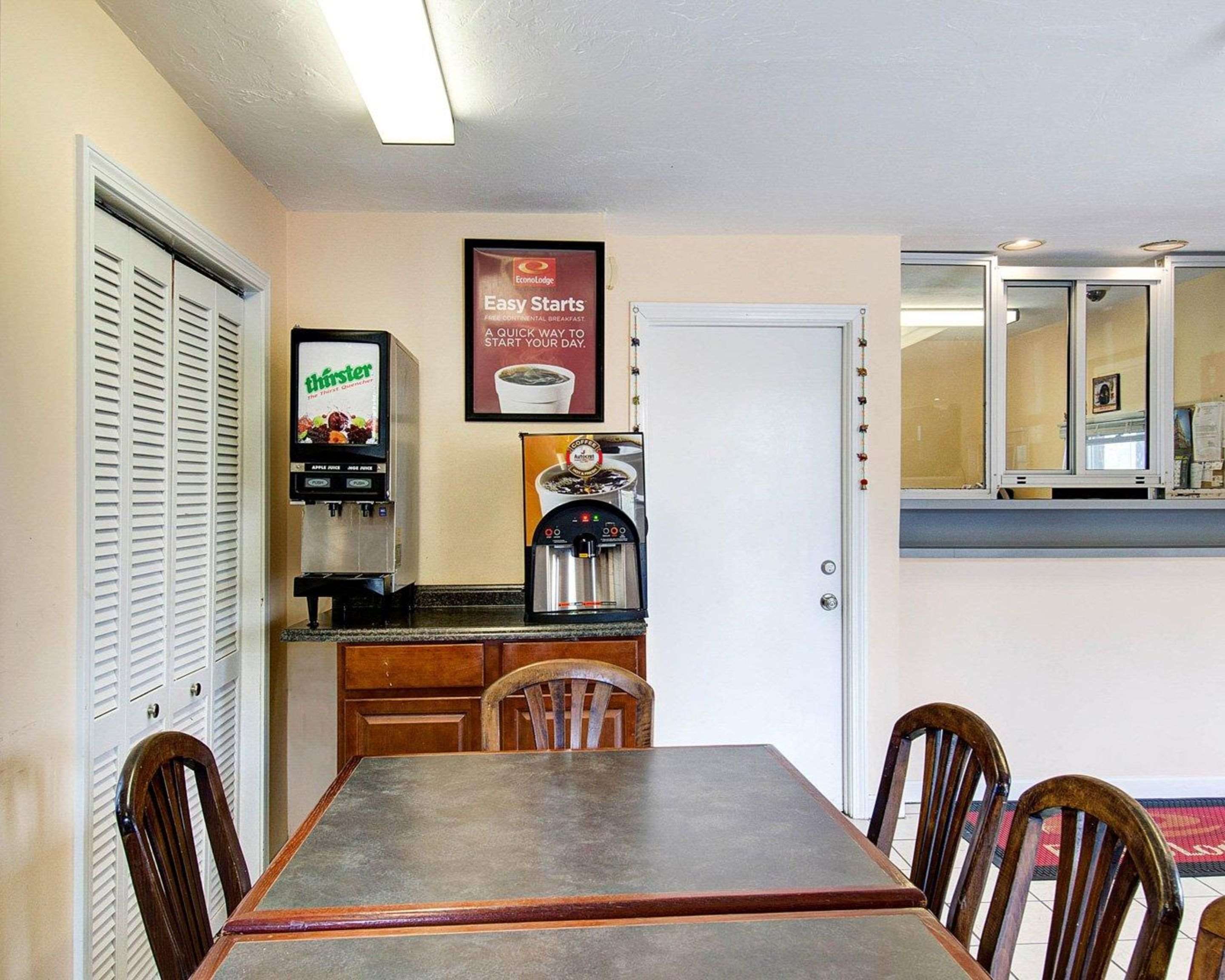 Breakfast area | Econo Lodge Sharon