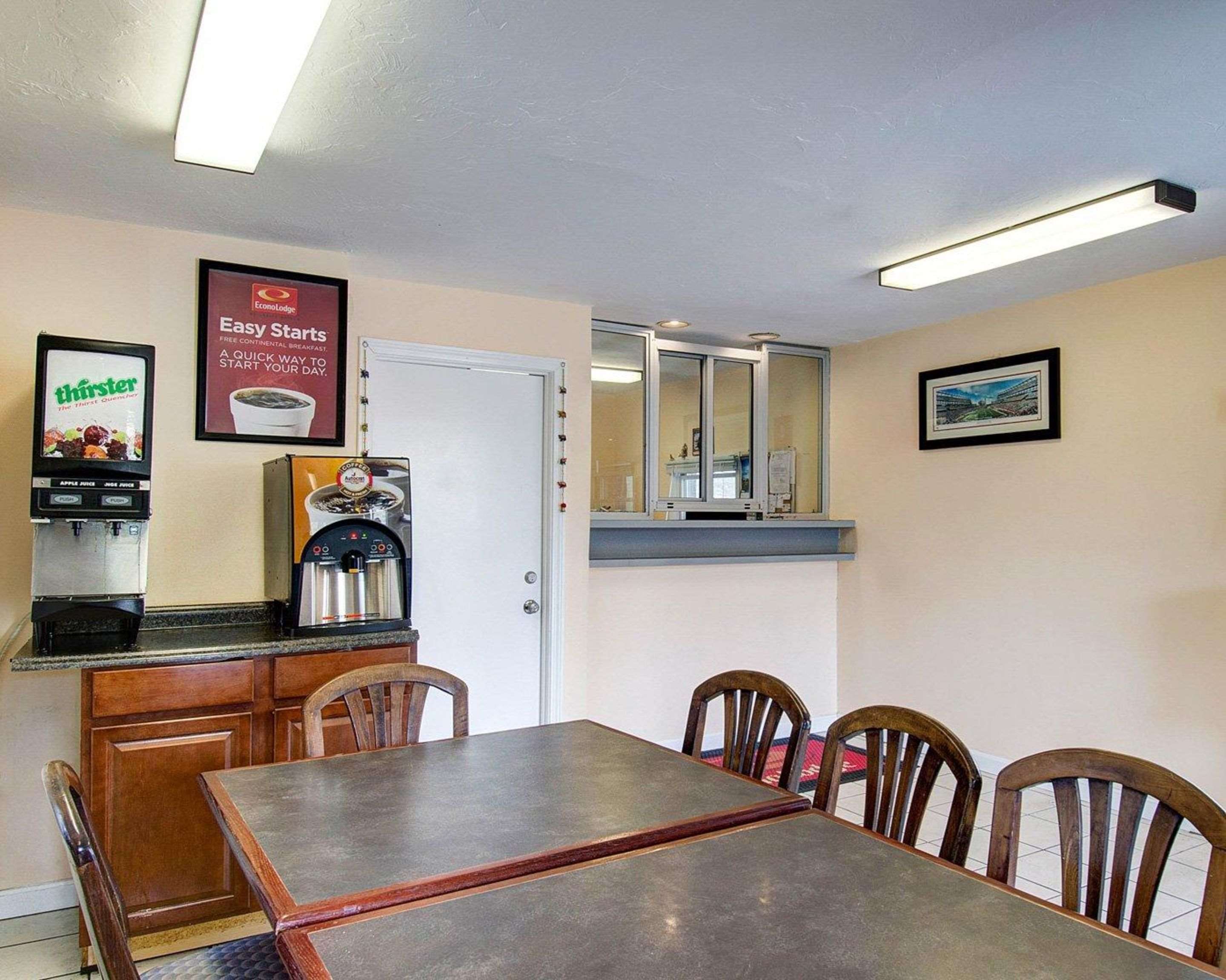 Enjoy breakfast in this seating area | Econo Lodge Sharon