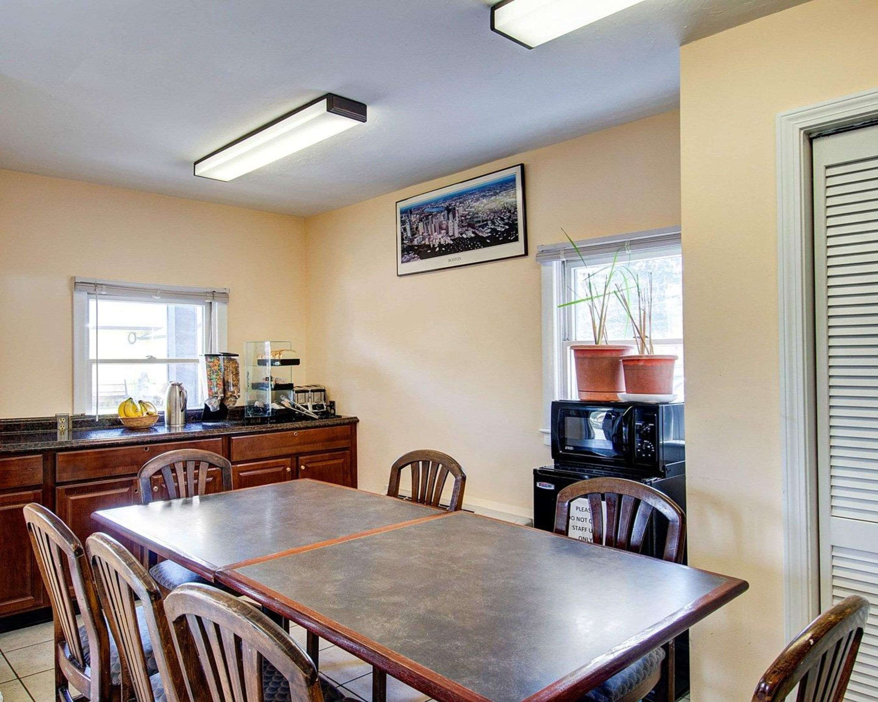 Enjoy breakfast in this seating area | Econo Lodge Sharon