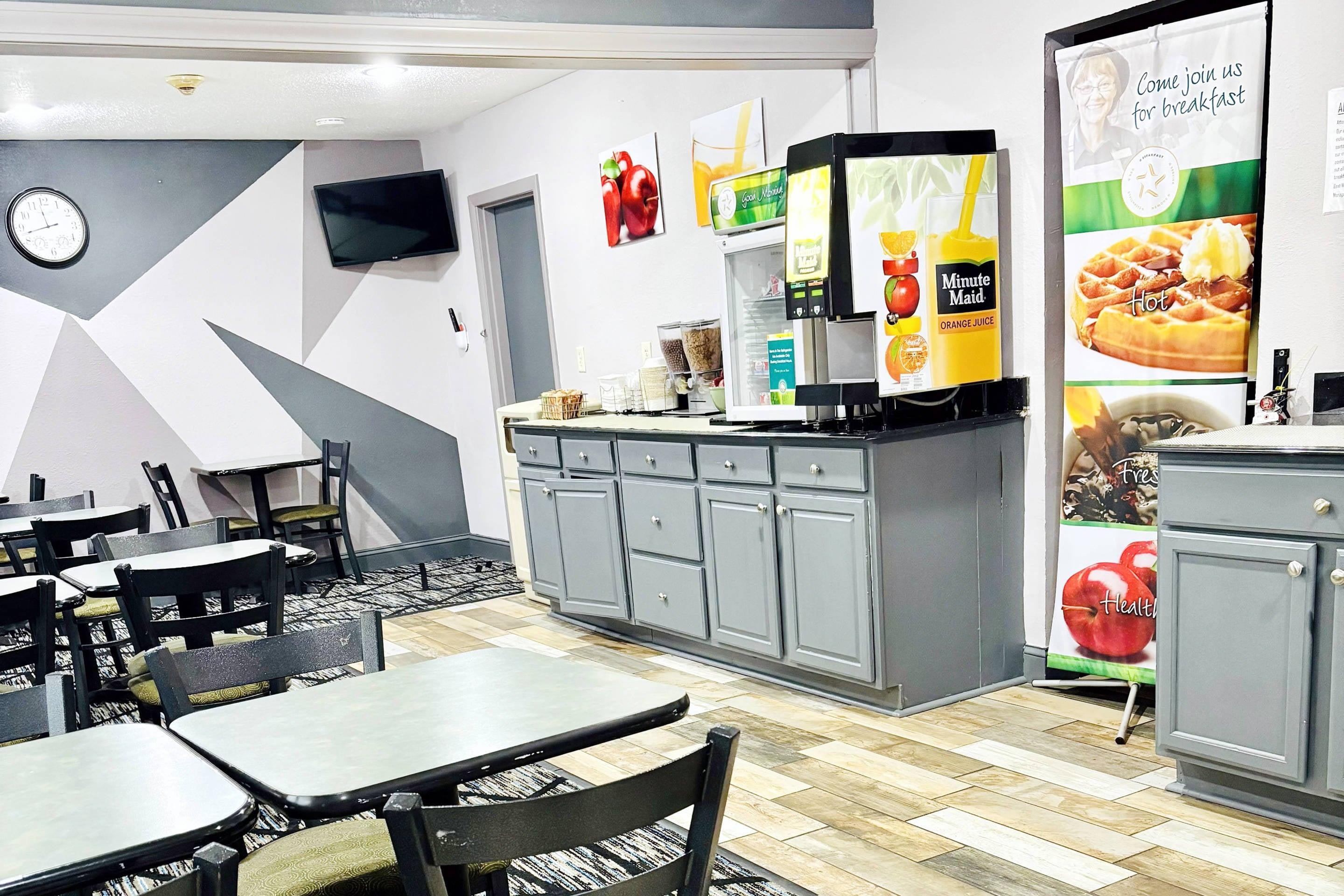 Breakfast area | Quality Inn Raynham - Taunton