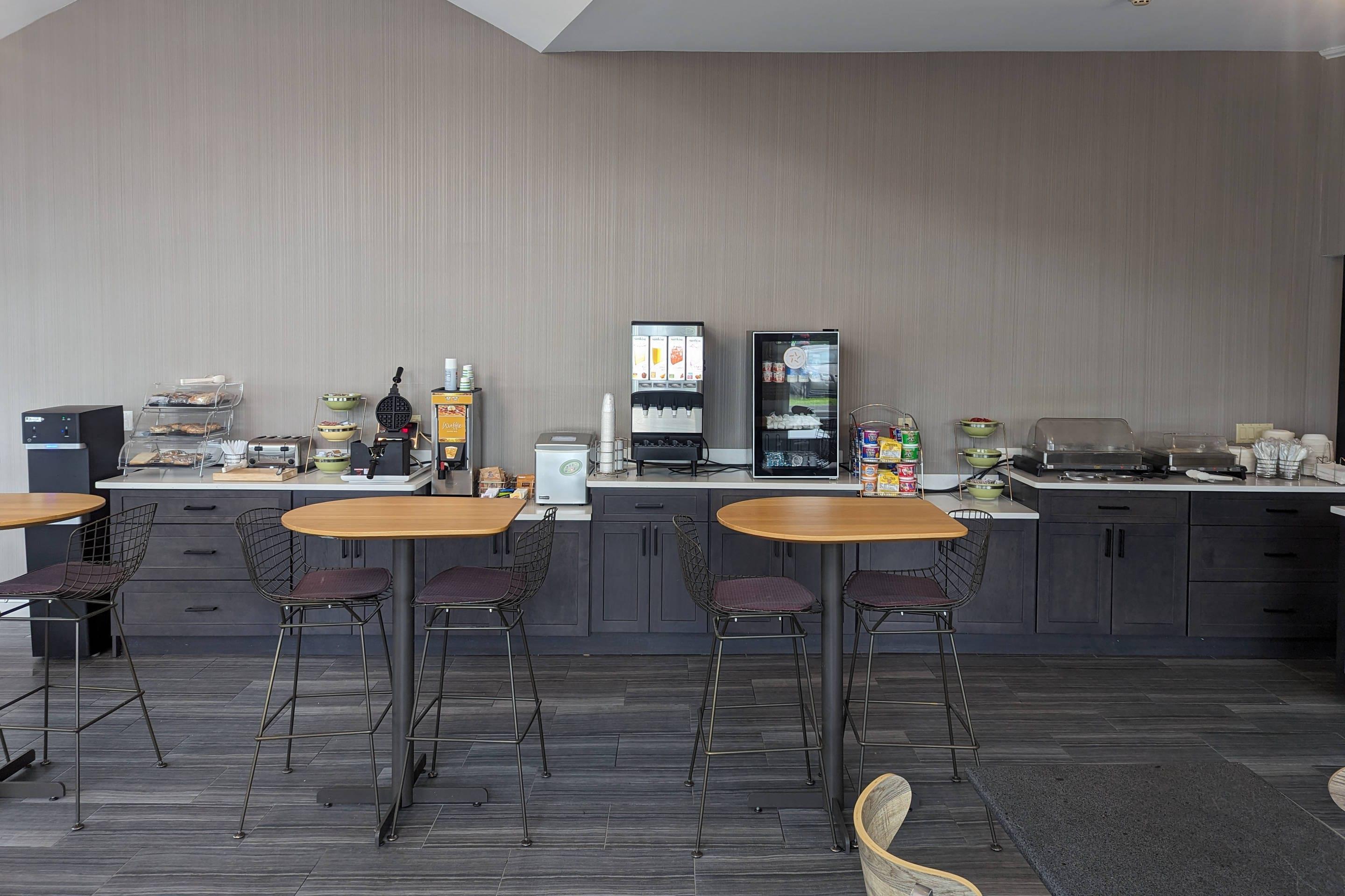 Breakfast area | Quality Inn & Suites Northampton - Amherst