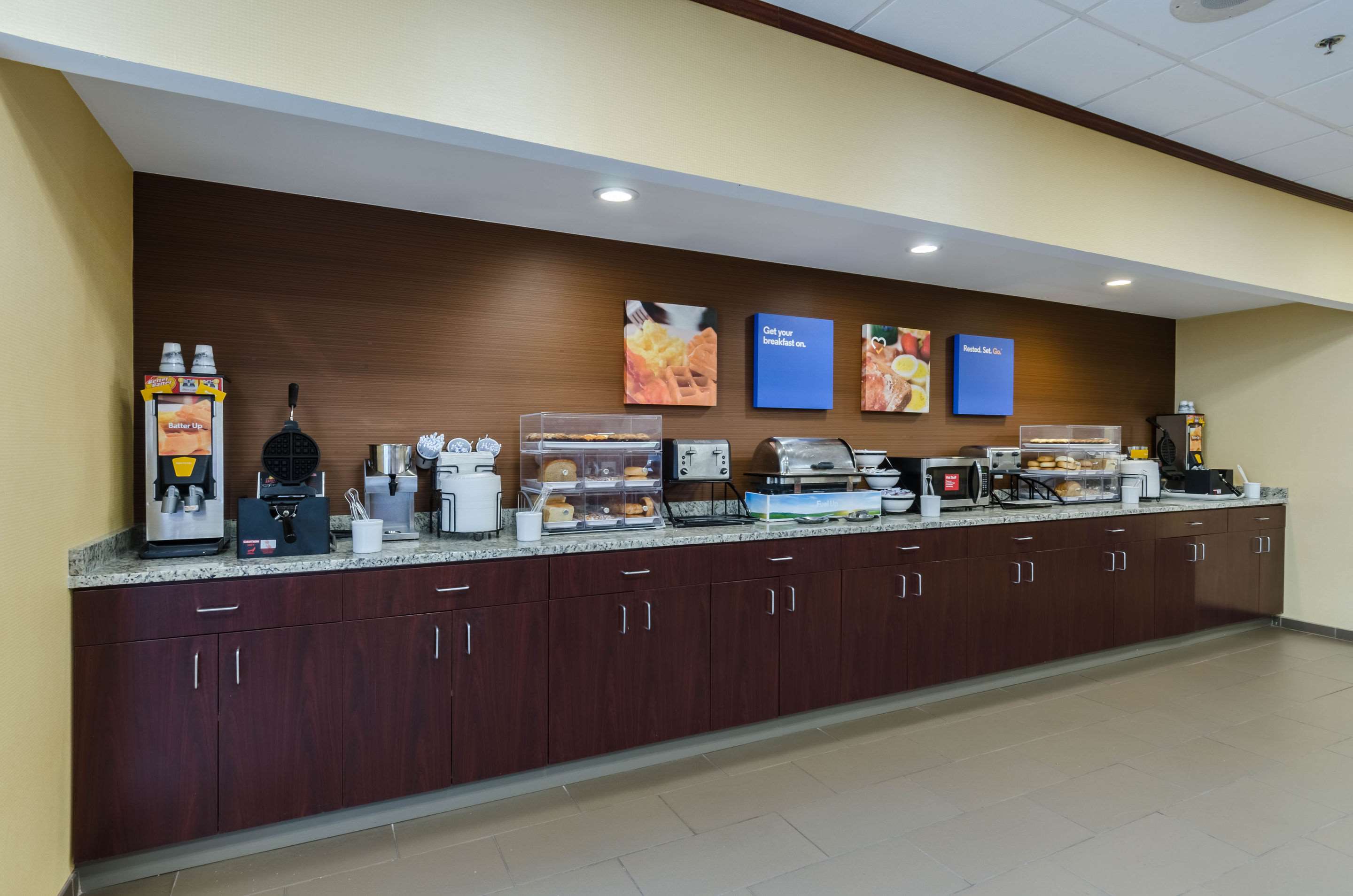 Breakfast area | Comfort Inn Randolph - Boston