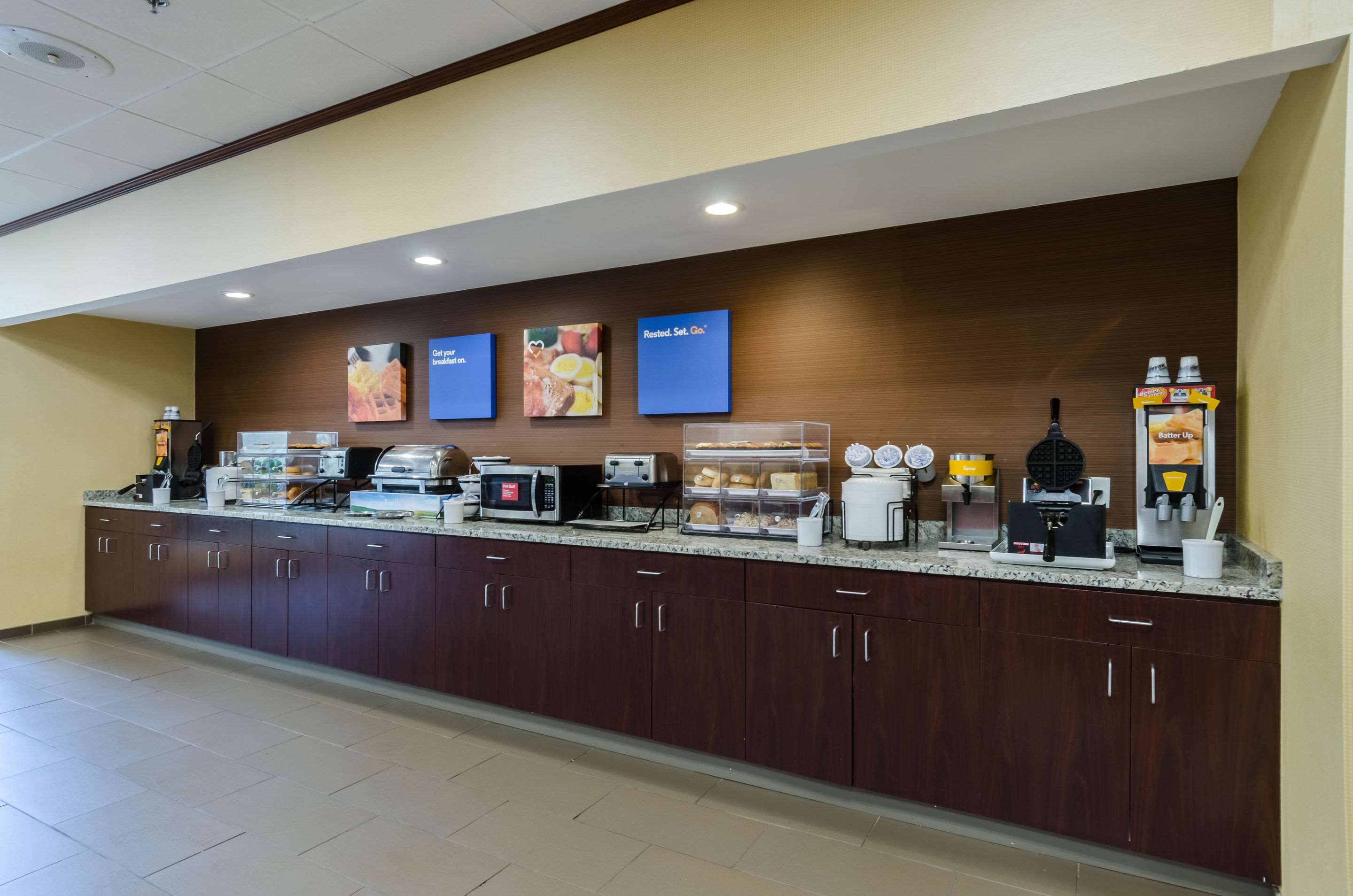 Breakfast area | Comfort Inn Randolph - Boston