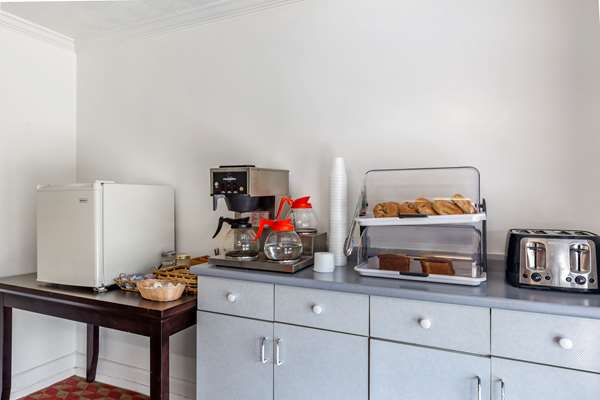 Amenities - Econo Lodge Lee