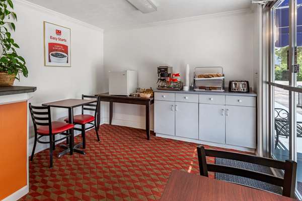 Amenities - Econo Lodge Lee