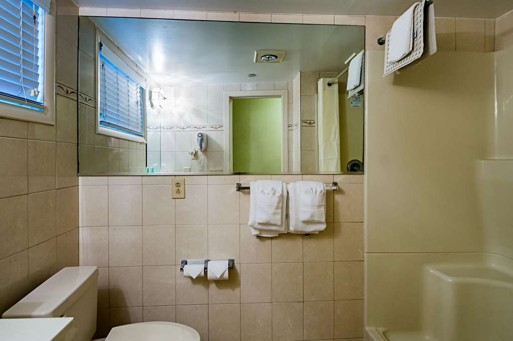 QUALITY INN OCEANFRONT-guestroom-Guest Room,Bathroom,On-Site.jpg