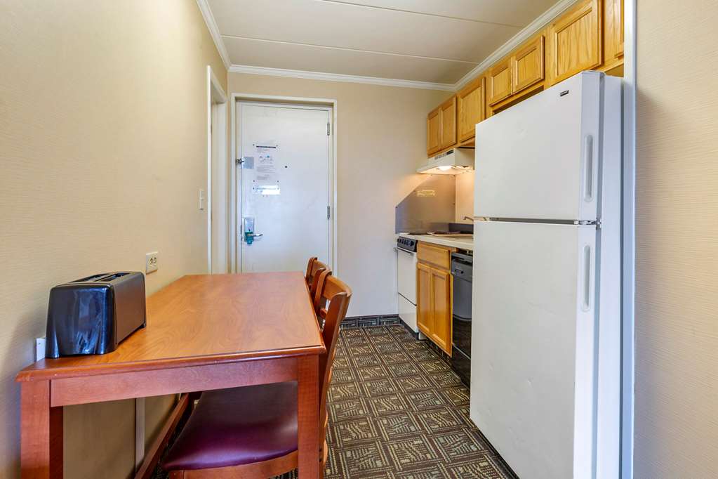 QUALITY INN BOARDWALK-guestroom-Guest Room,On-Site.jpg