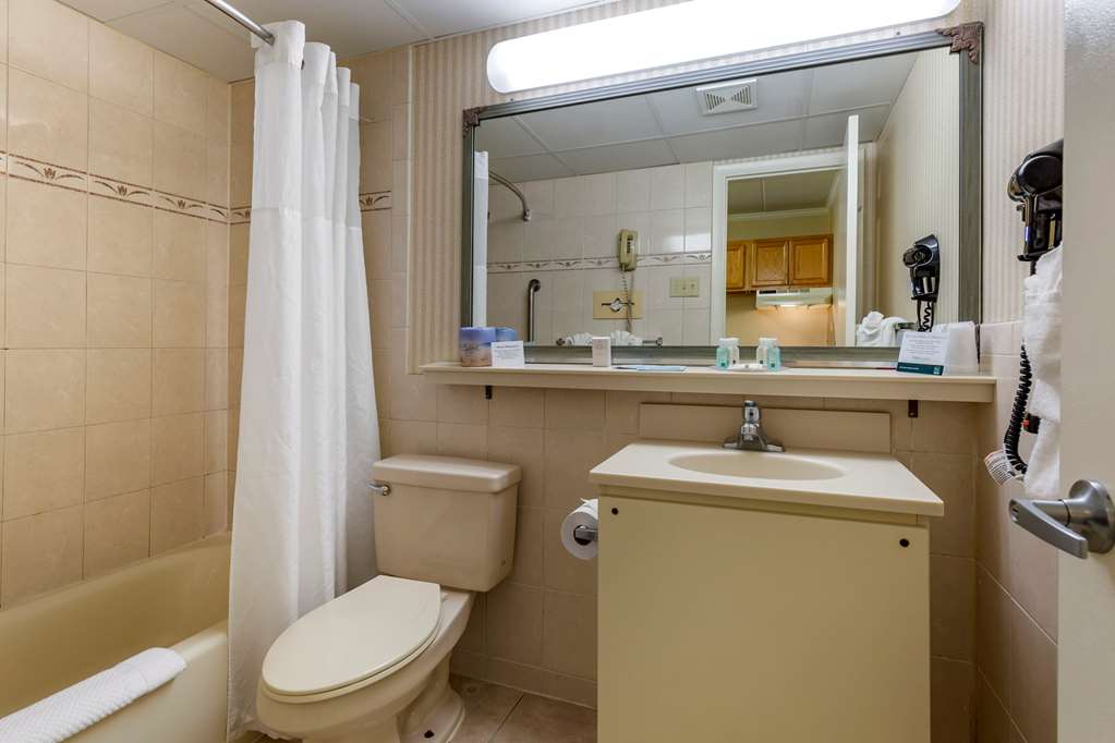 QUALITY INN BOARDWALK-guestroom-Guest Room,Bathroom,On-Site.jpg